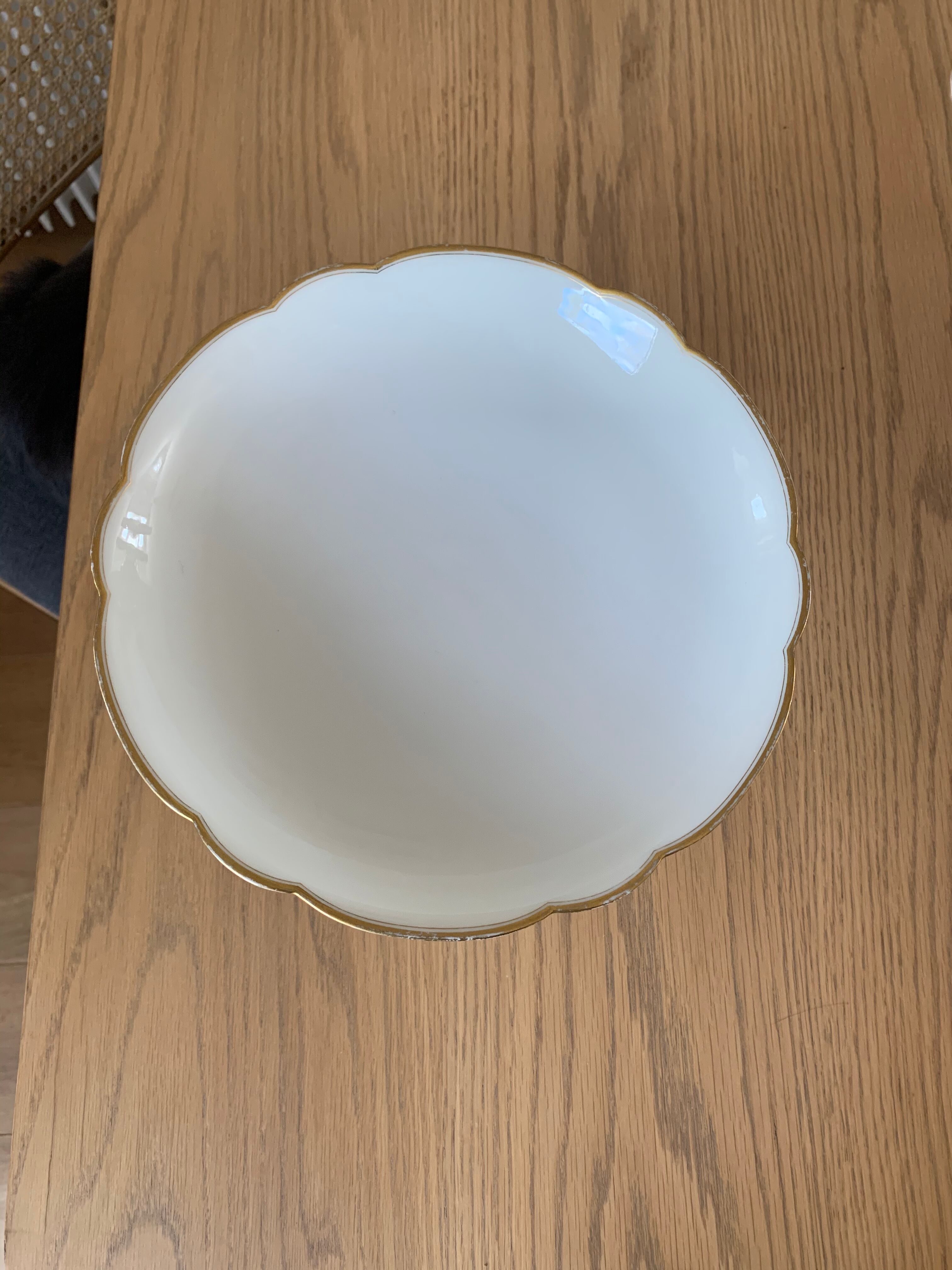 Porcelain standing dish