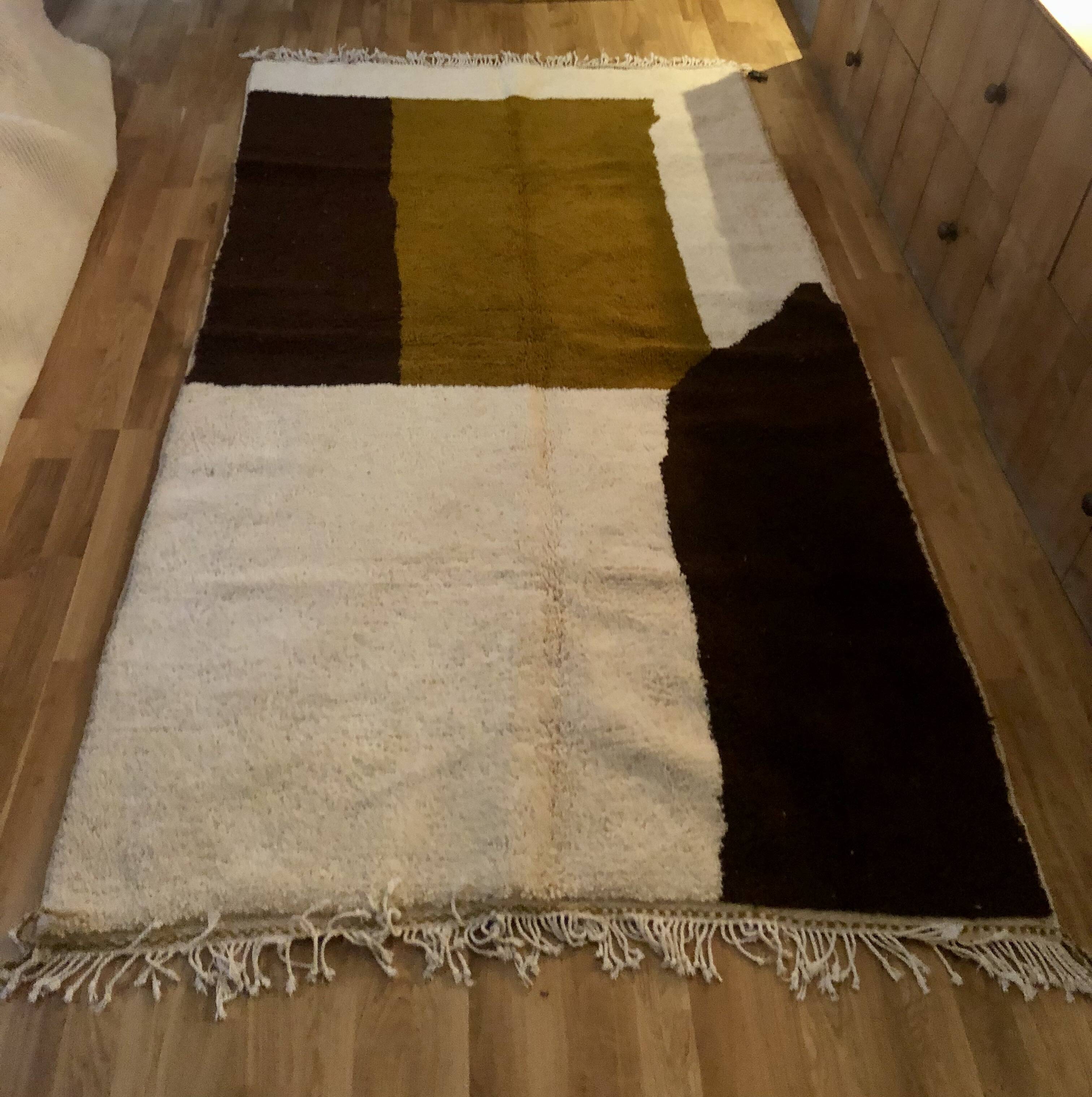 Wool Berber-style rug with geometric patterns