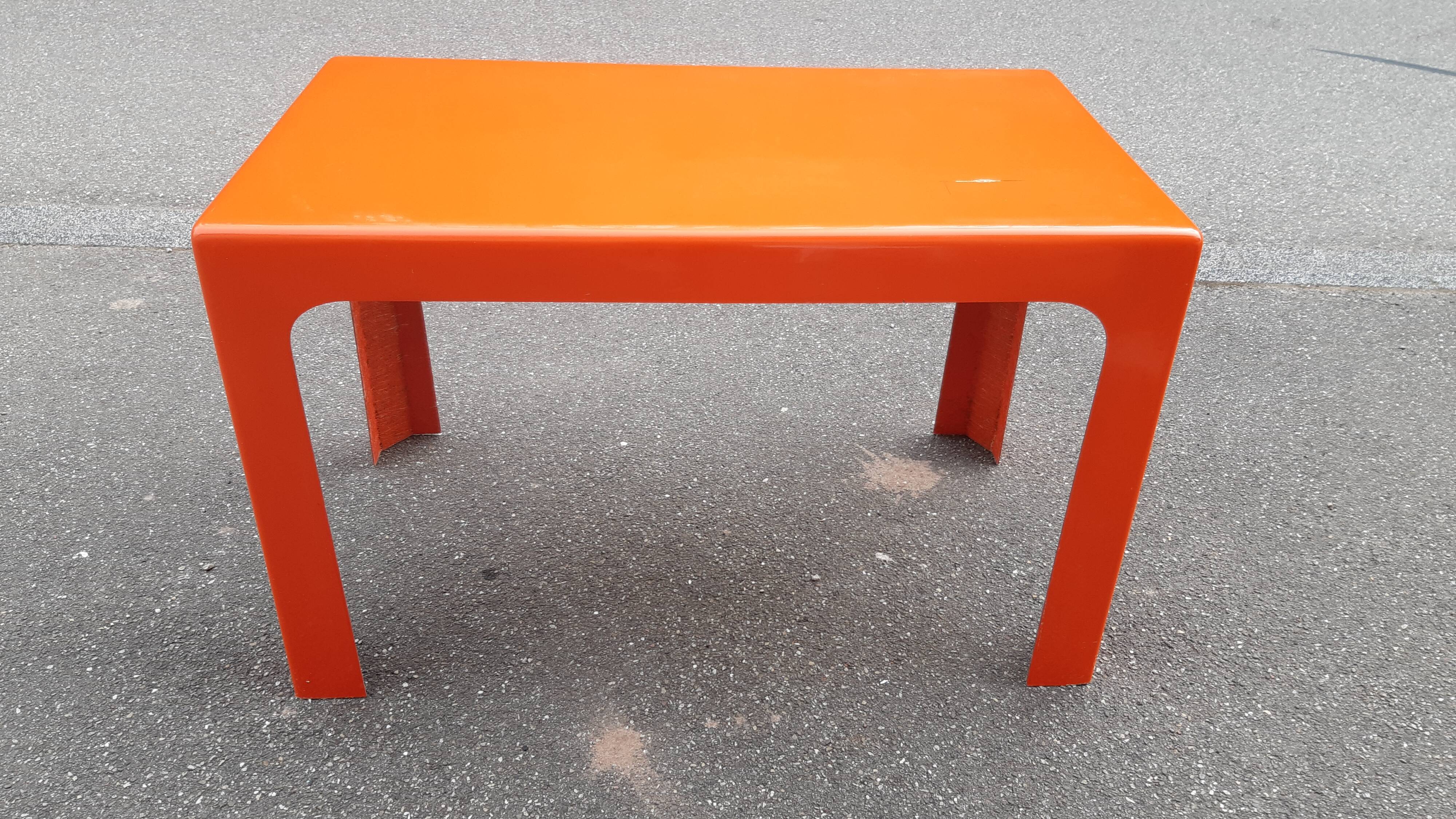 Fiberglass desk and gilac chair 1970