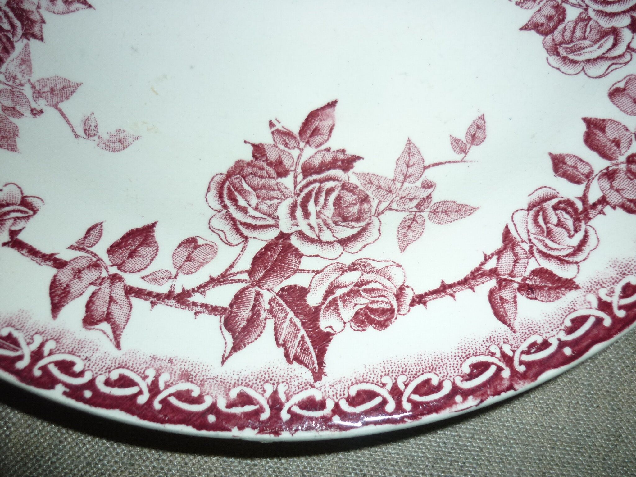 Beige earthenware plate with rose decoration and red garlands
