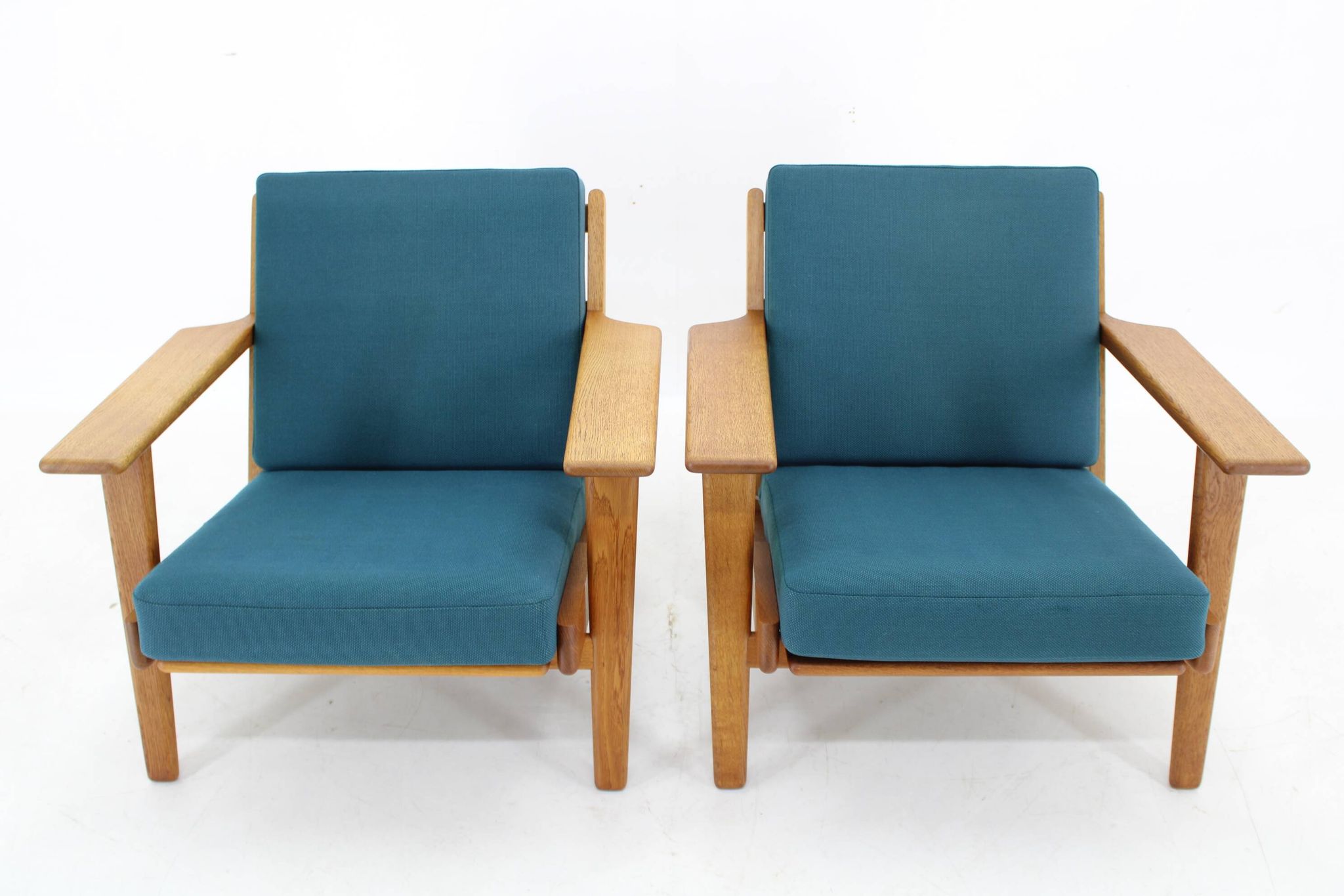 1960s Hans J. Wegner Pair of GE 290 Armchairs in Oak for Getama, Denmark