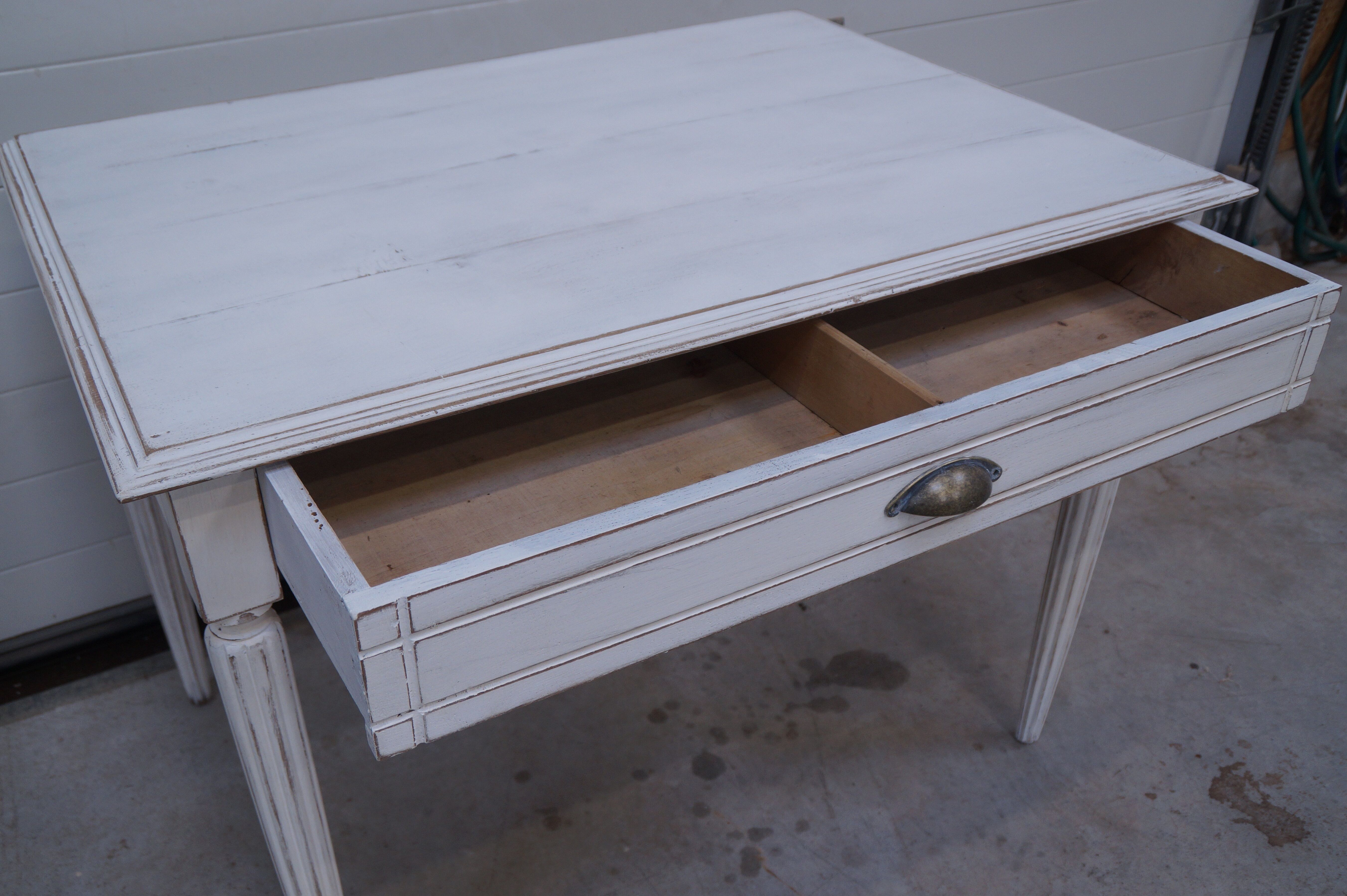 Bureau de style Louis XVI patiné