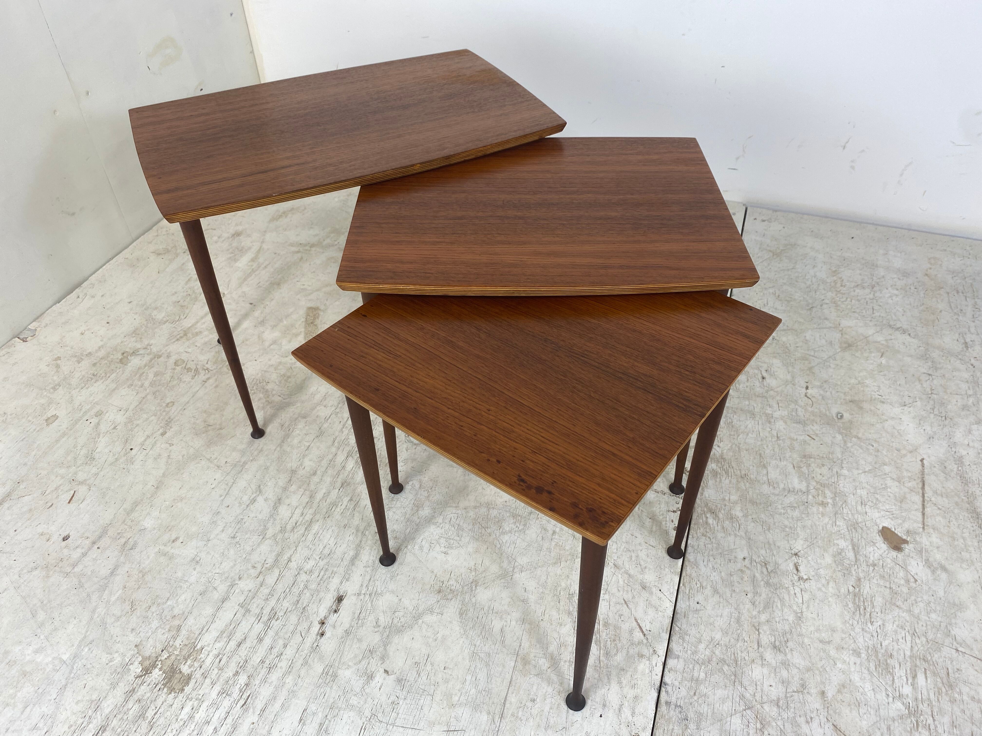 Tables gigognes scandinaves en teck du milieu du siècle, ensemble de 3