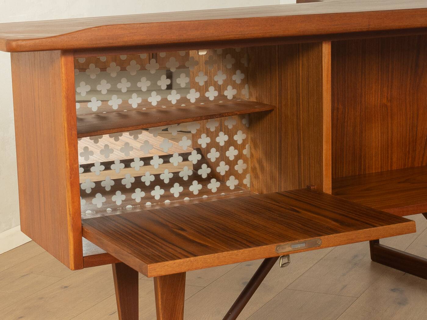 Boomerang Desk, Peter Løvig Nielsen