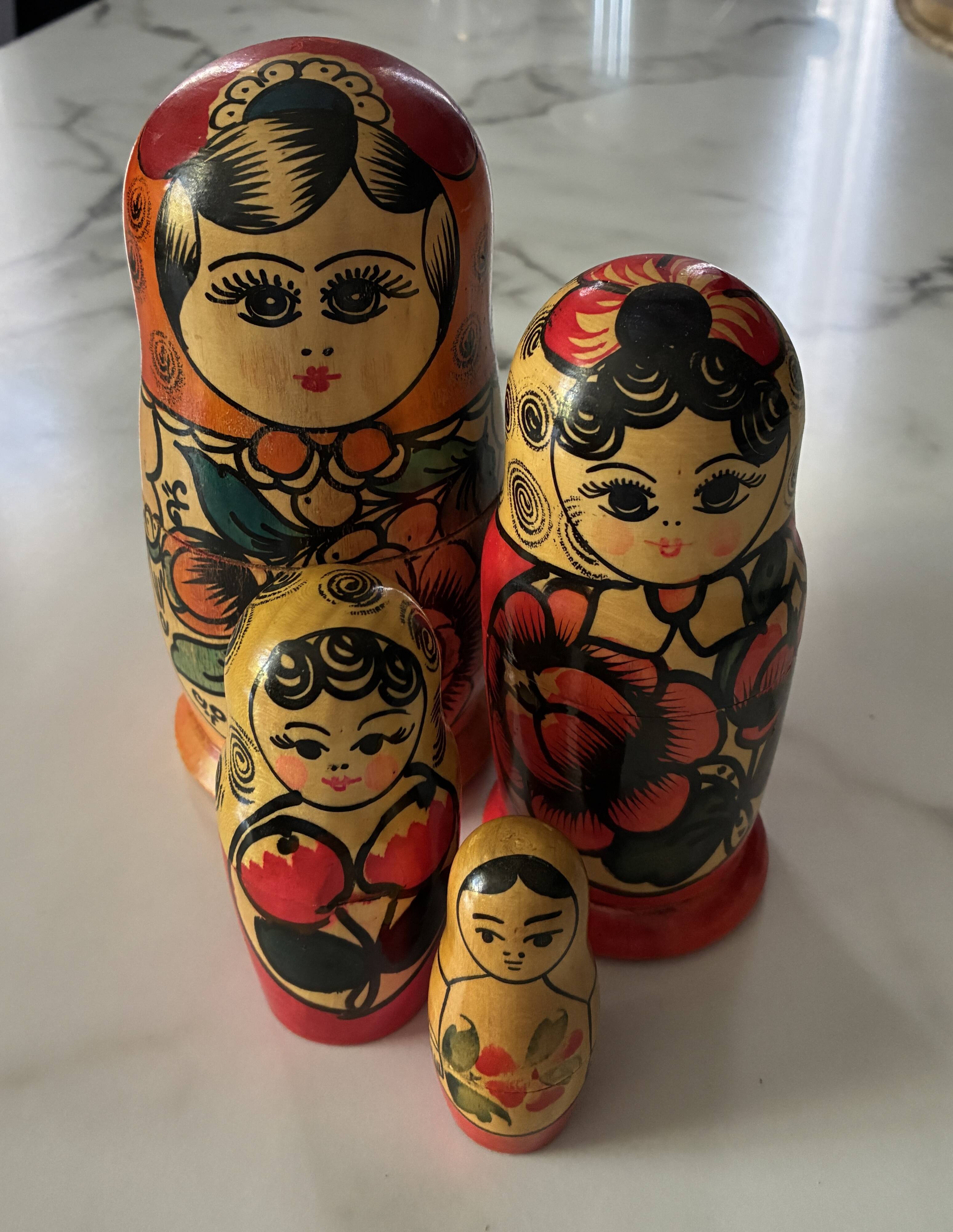 Série 4 poupées Russe ou Matriochka traditionnelles