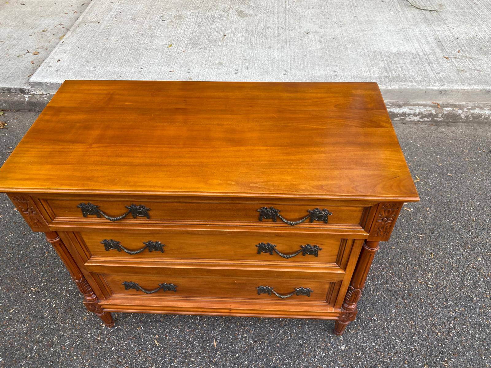 Louis XVI commode in solid cherry wood — Quality Furniture Label 1976