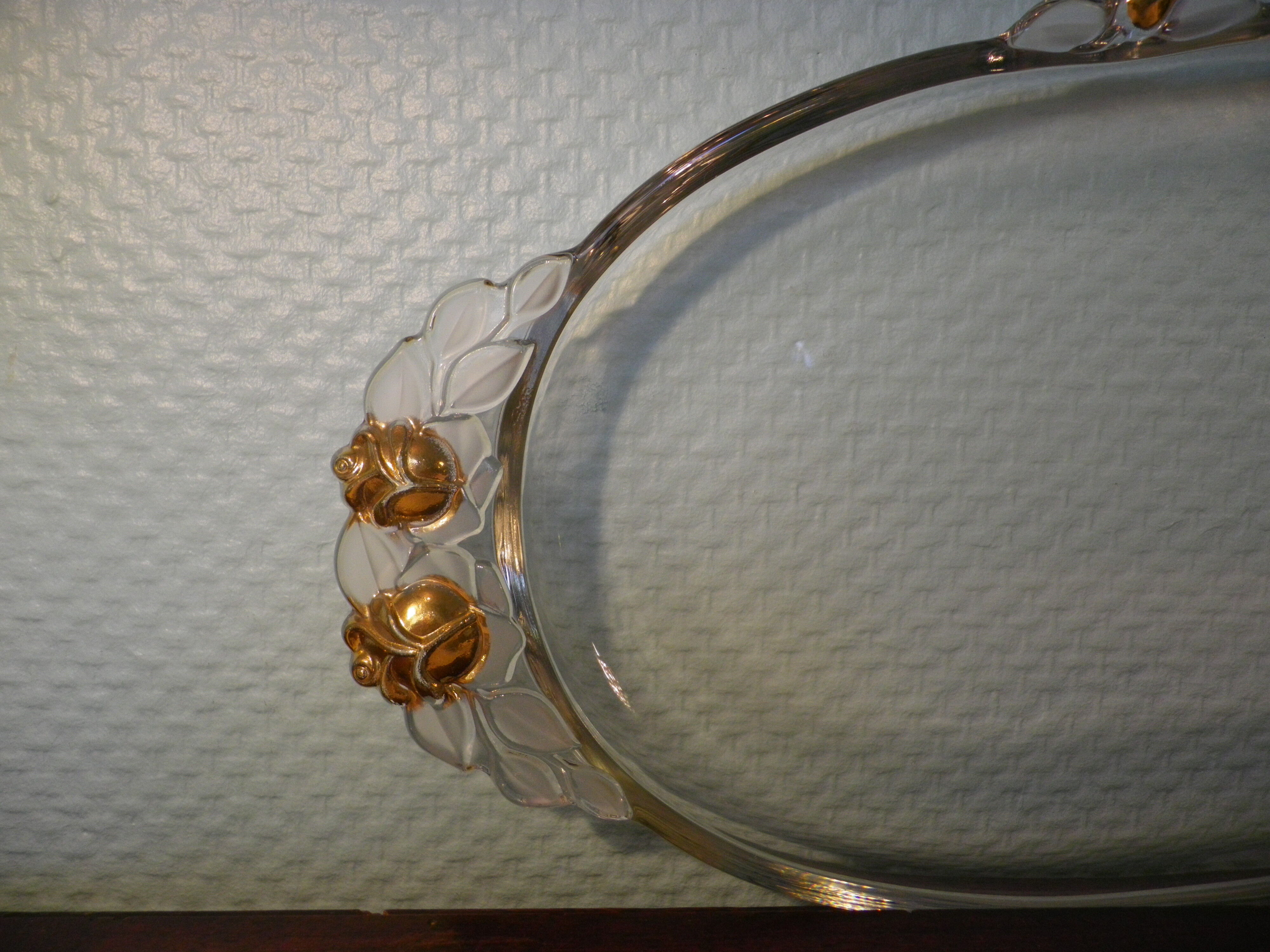 Plat de service vintage en verre transparent et bordures moulées en verre opaque avec dorure