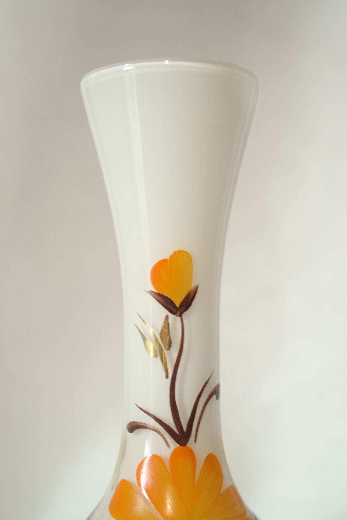 Soliflore en opaline blanche fleuri vintage