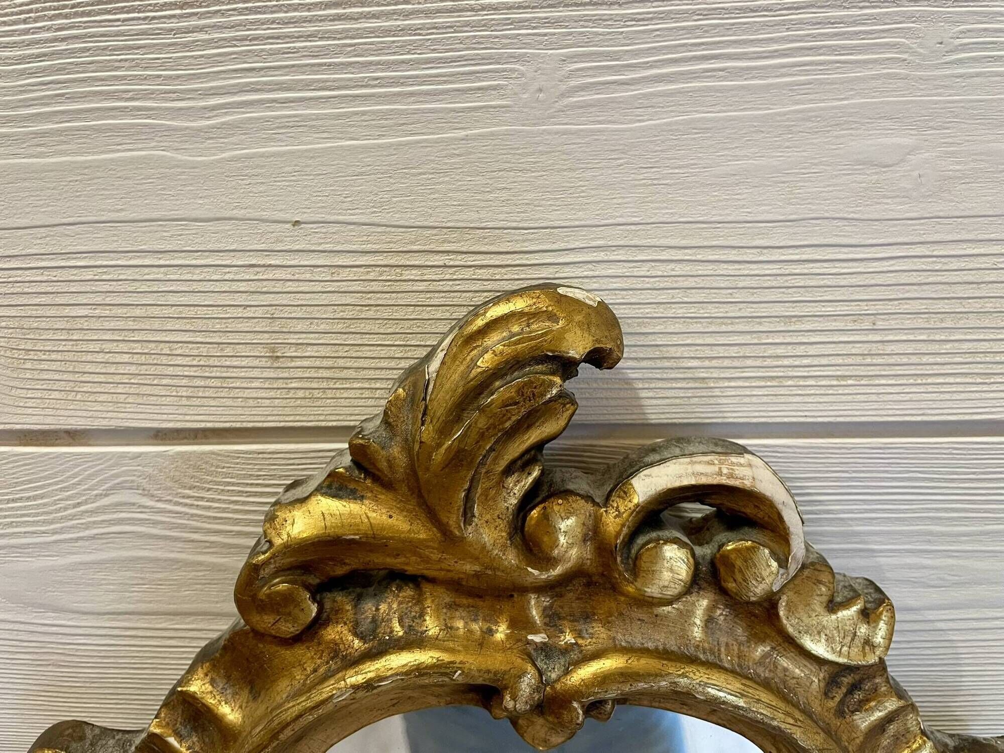 Vintage wall mirror in Louis XV / Baroque style – Carved wooden frame in gold.