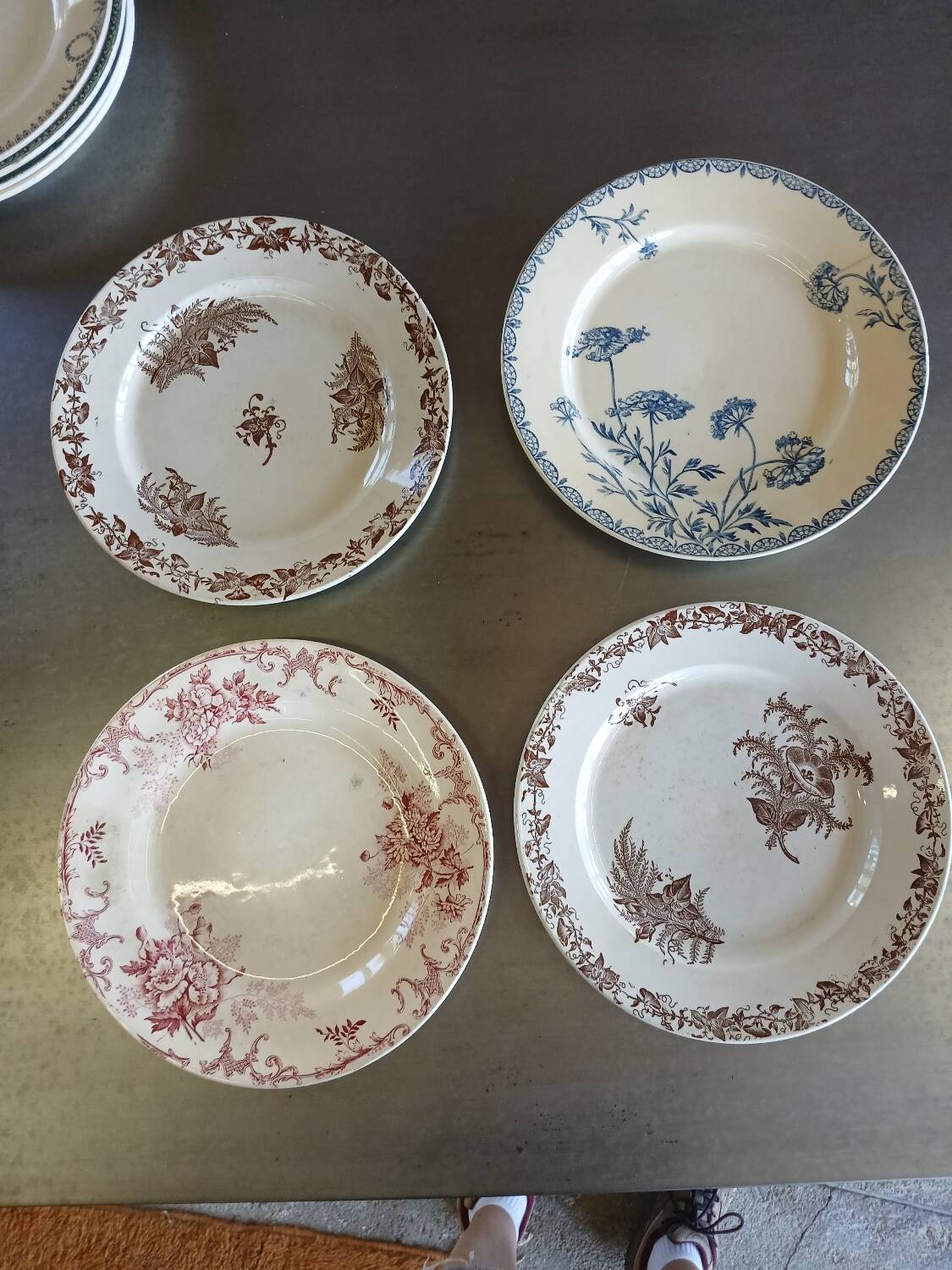 14 mismatched flat plates Terre de fer