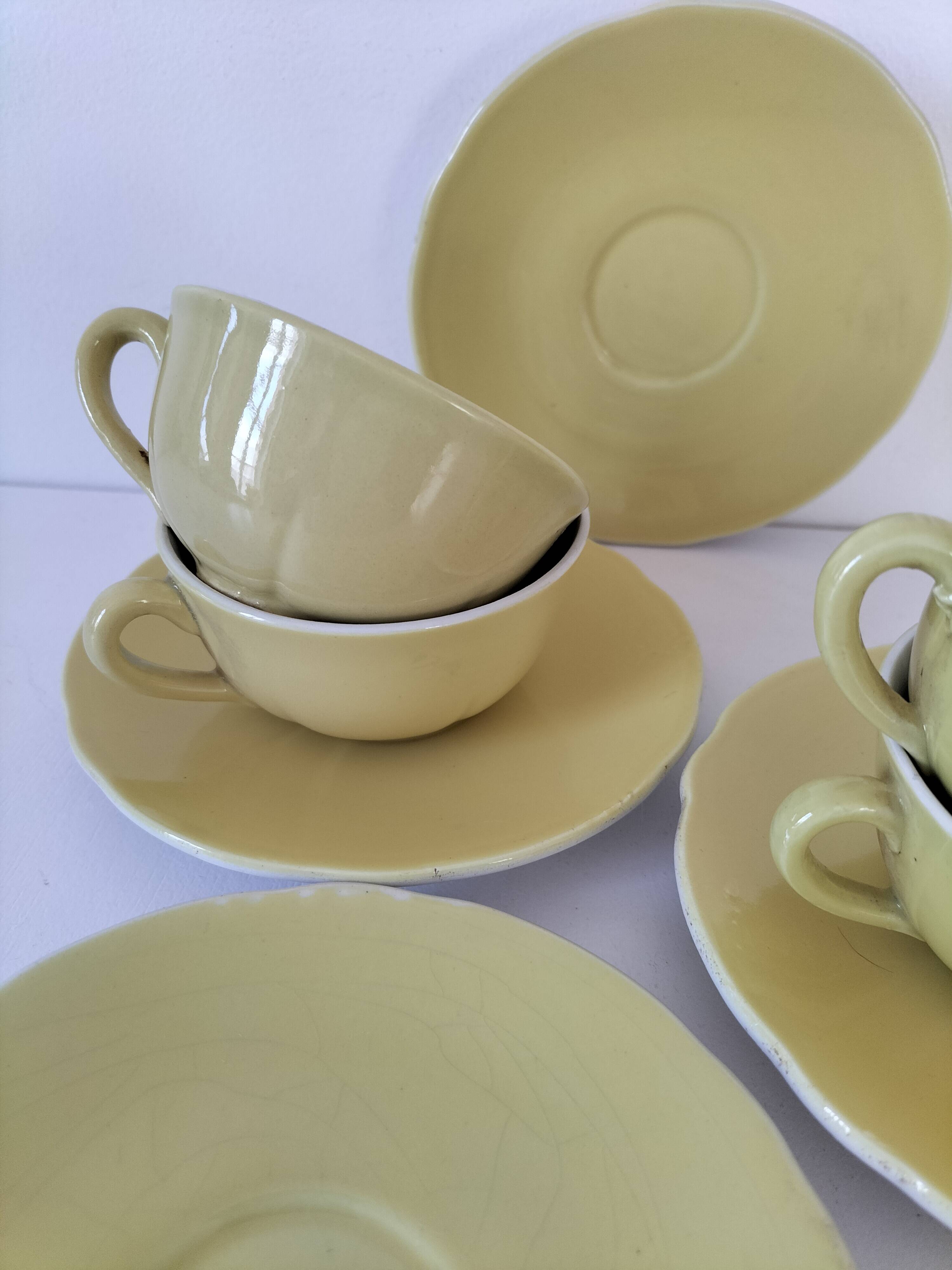 Ensemble tasses et soucoupes vintage en céramique jaune