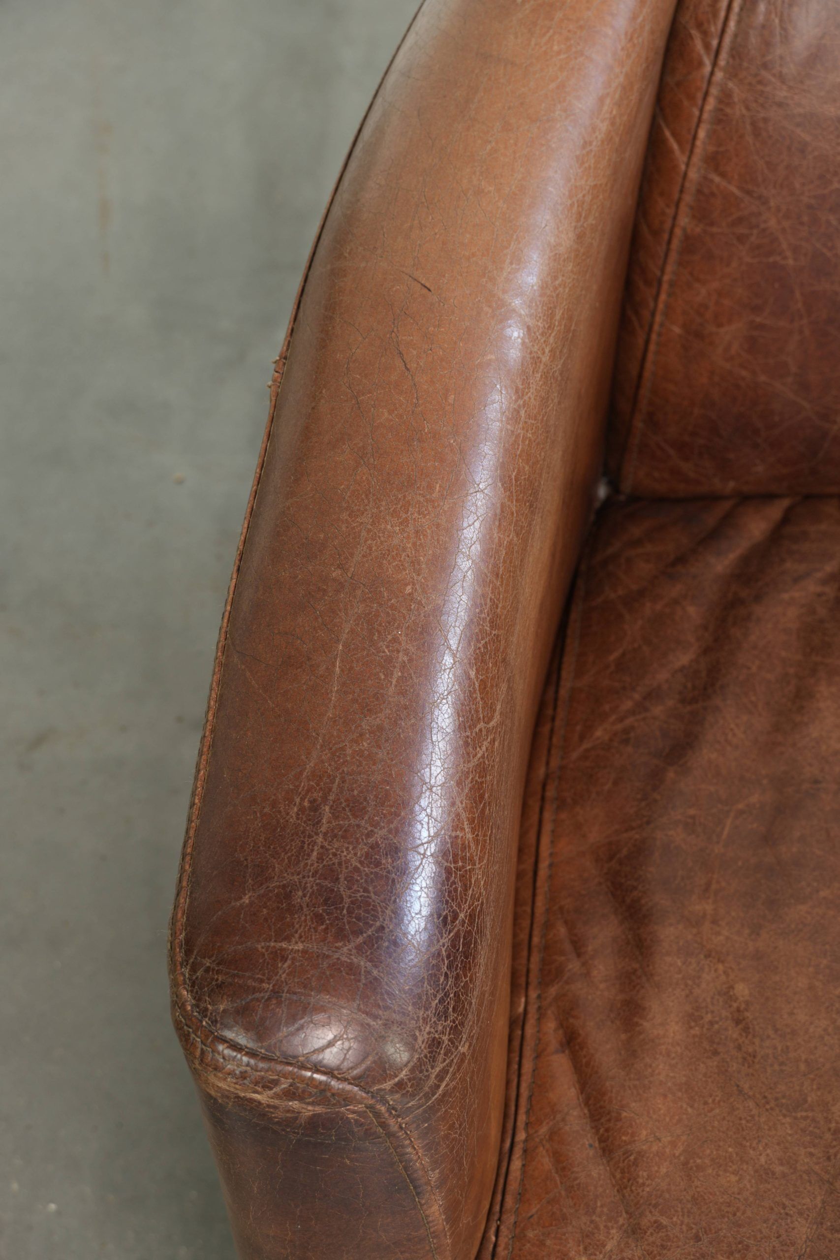 Ensemble de deux fauteuils aviateur vintage en cuir de vachette grainé.