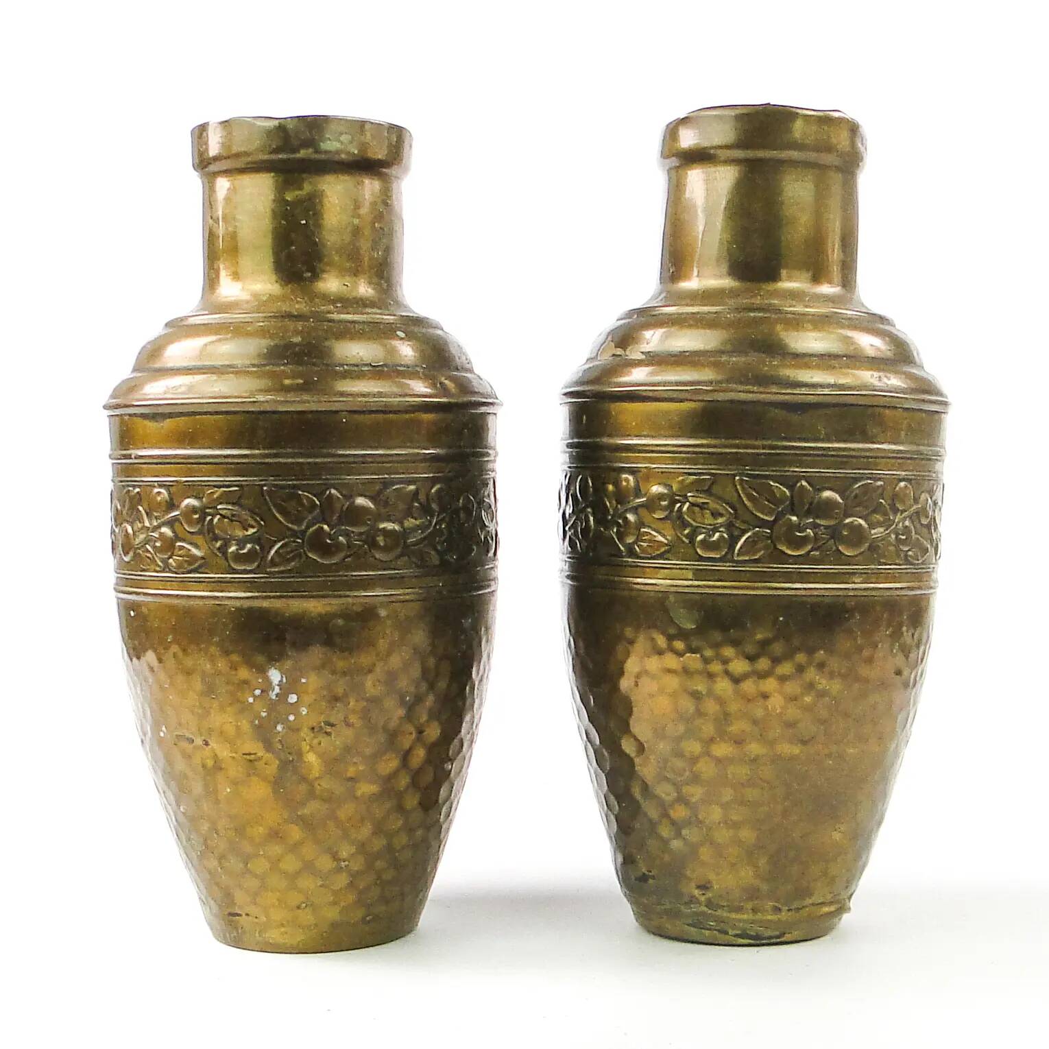 Paire d'amphores Art Nouveau, laiton, France, début du XXe siècle