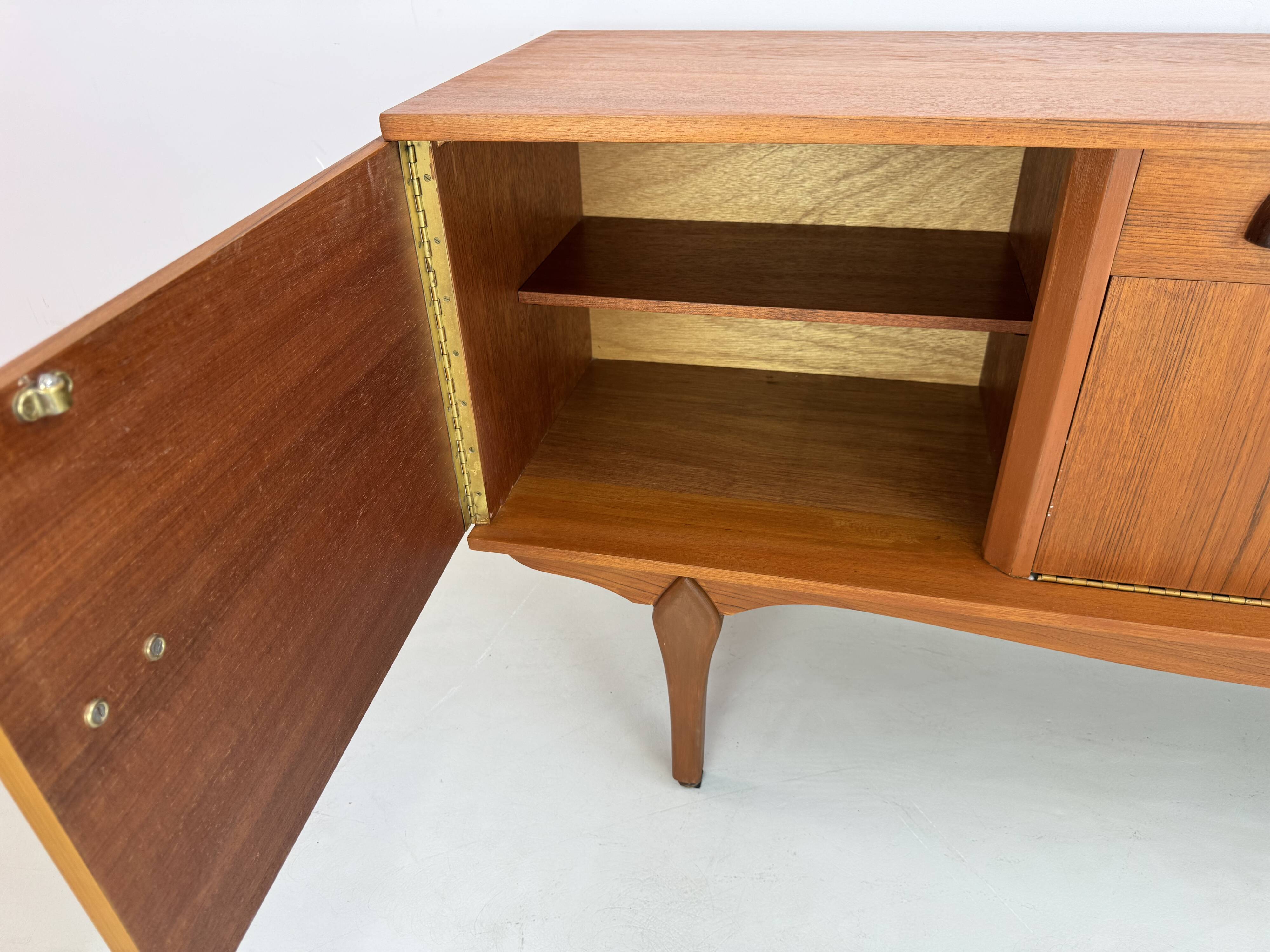 Buffet unique de style art déco des années 60 avec poignées en palissandre.