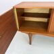 Buffet unique de style art déco des années 60 avec poignées en palissandre.
