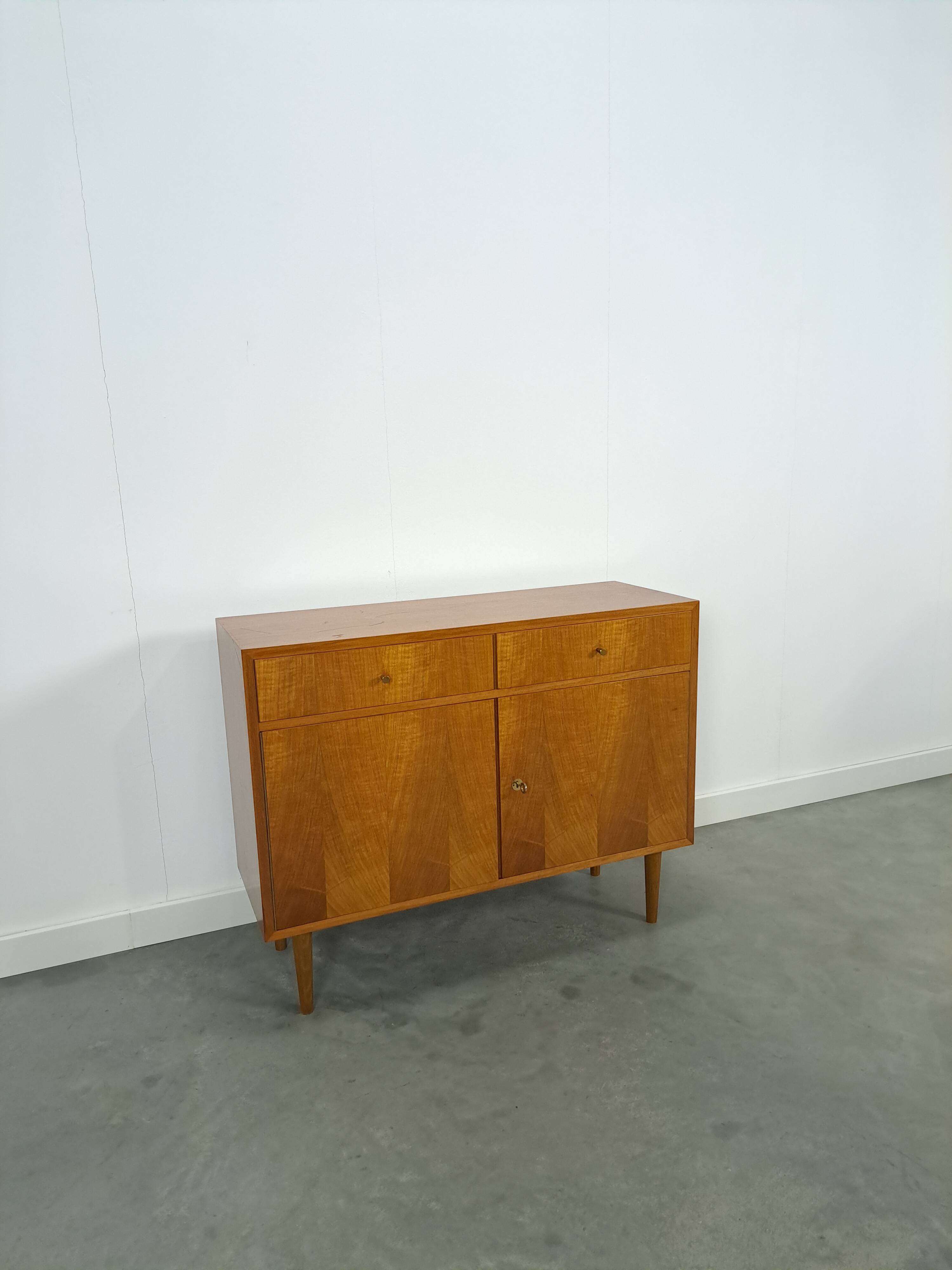 Meuble en placage avec tiroirs et pieds ronds en bois