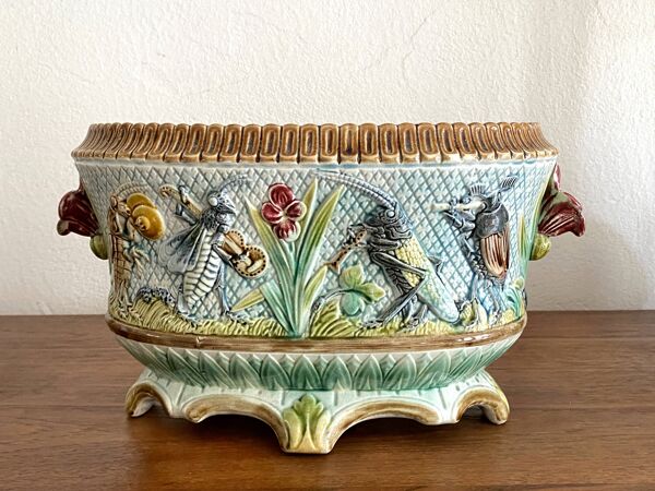 Importante jardinière cache pot barbotine décor insectes musiciens fin 19e