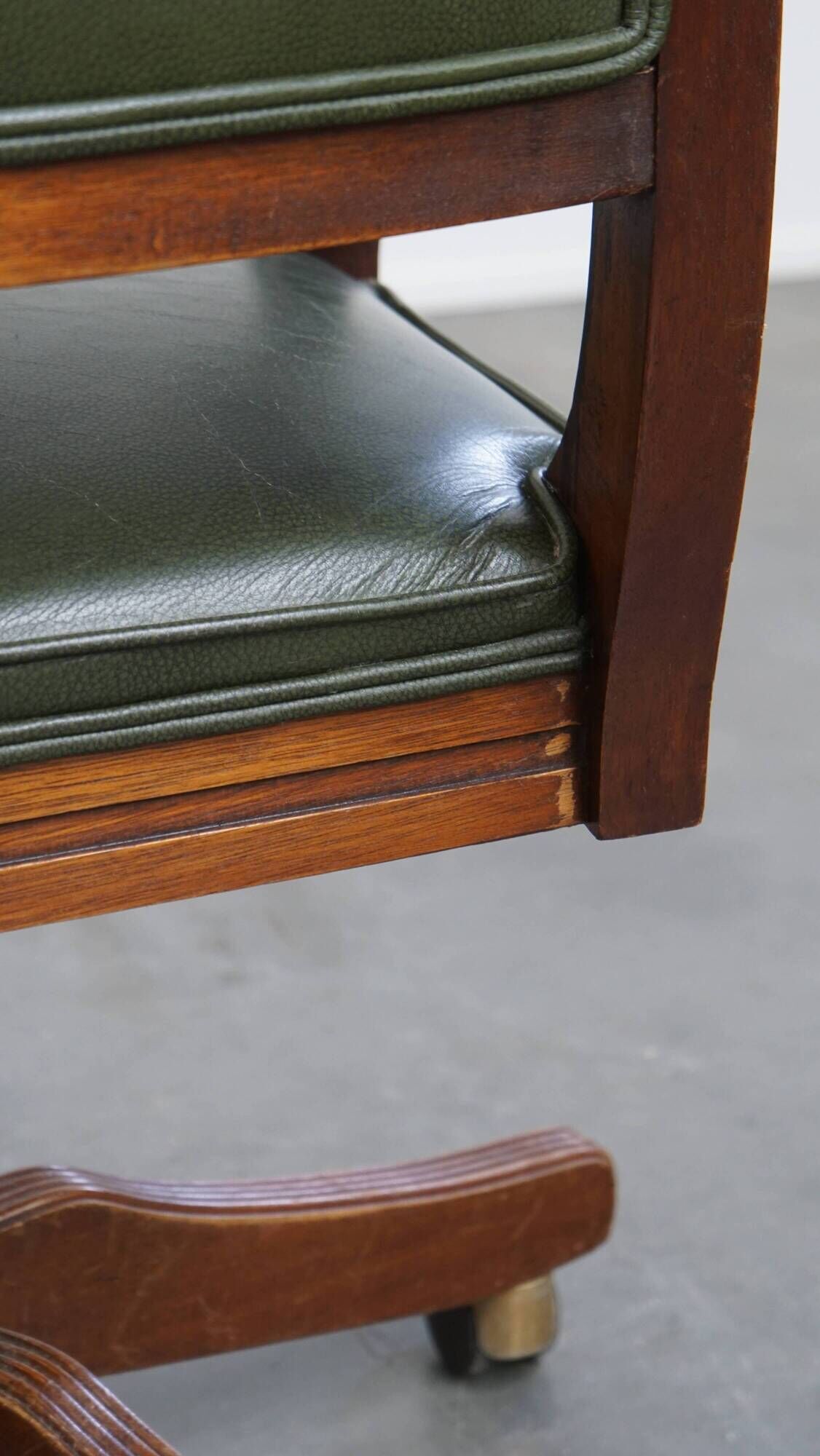 English-Style Office Chair in Cowhide Leather on Wheels Combined with Wood