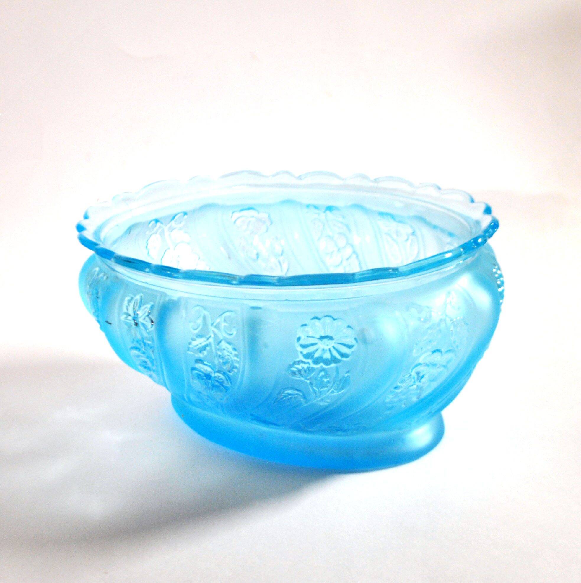 Old oval coupe basket in moulded blue glass, frosted acid, 1900.