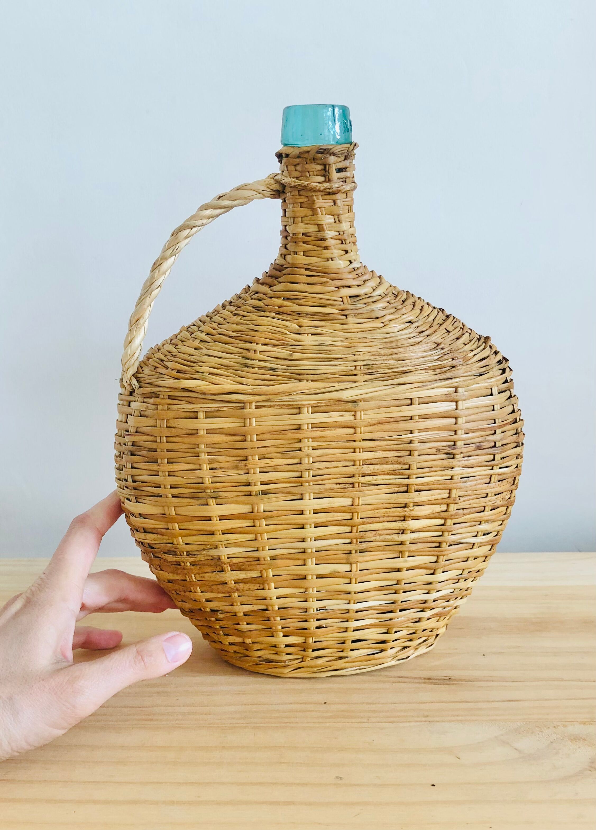 Viresa bottle in glass and wicker