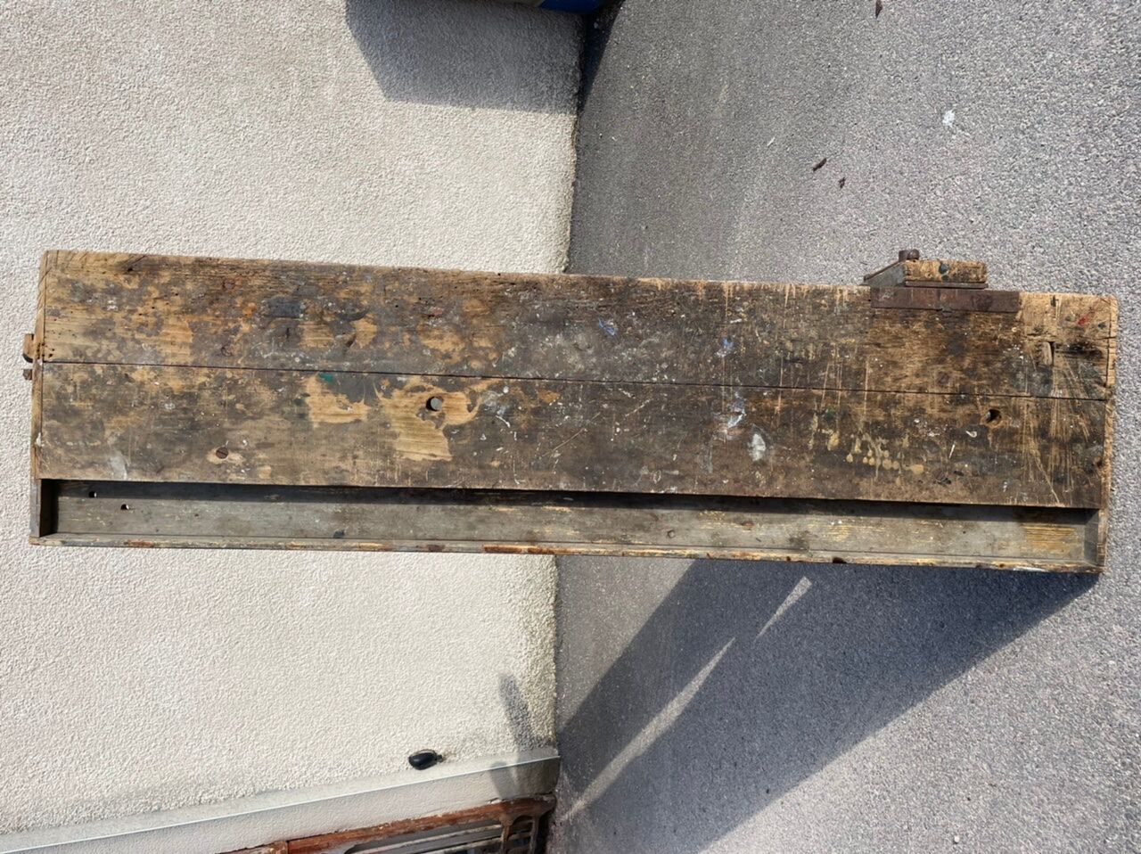 Luthier 19's grey workbench