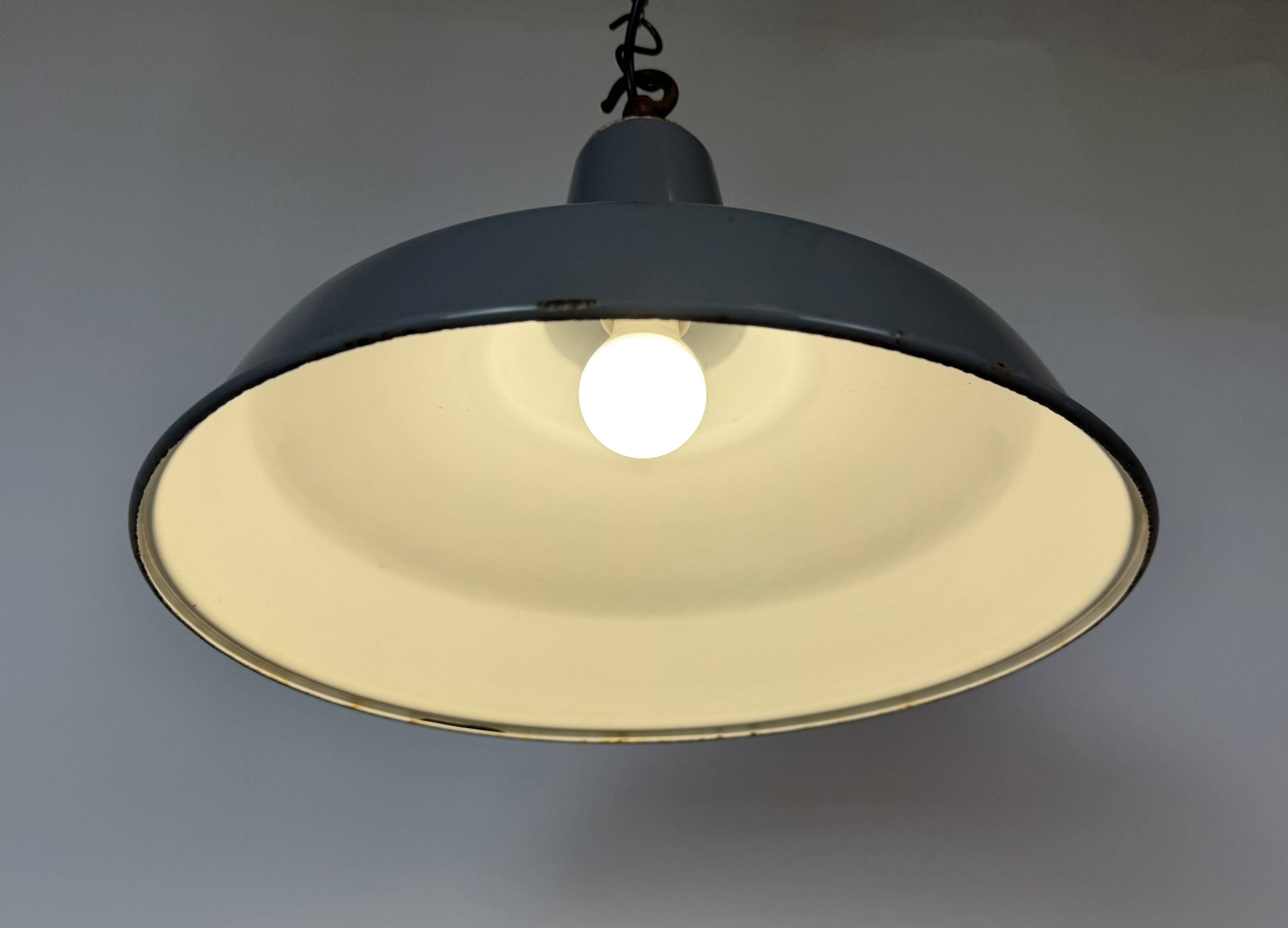 Suspension en émail gris industriel britannique, années 1960