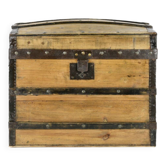 Wooden transport trunk with steel reinforcements