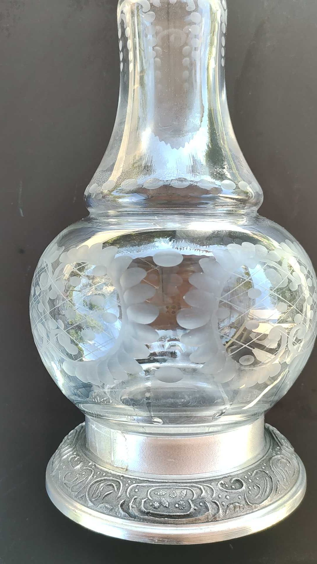 Refined carafe ball shape, pear neck. in finely engraved crystal