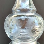 Carafe raffinée forme boule, col forme poire. en cristal finement gravé