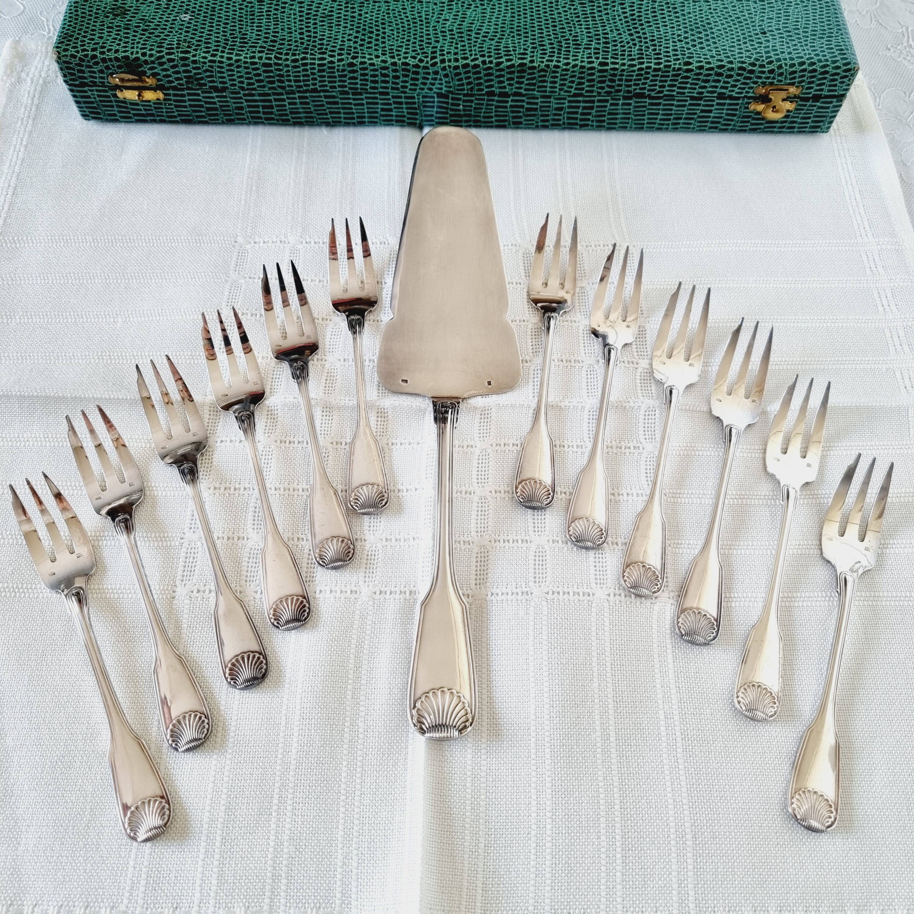 Coffret à Gâteaux Vintage avec 12 Fourchettes et 1 Pelle en Métal Argenté à Décor de Coquille