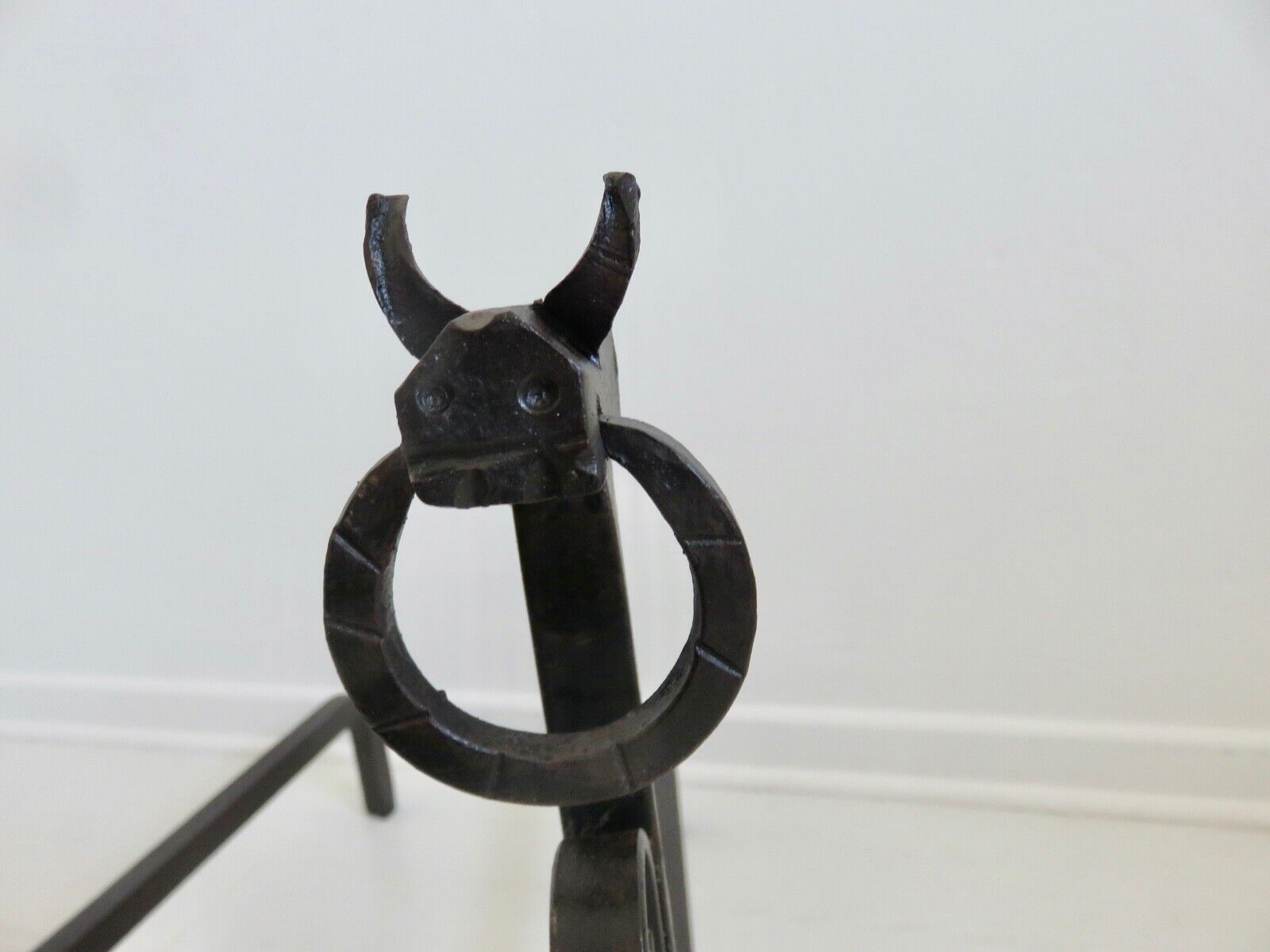 Paire de chenets zoomorphes " tête de taureau " années 40