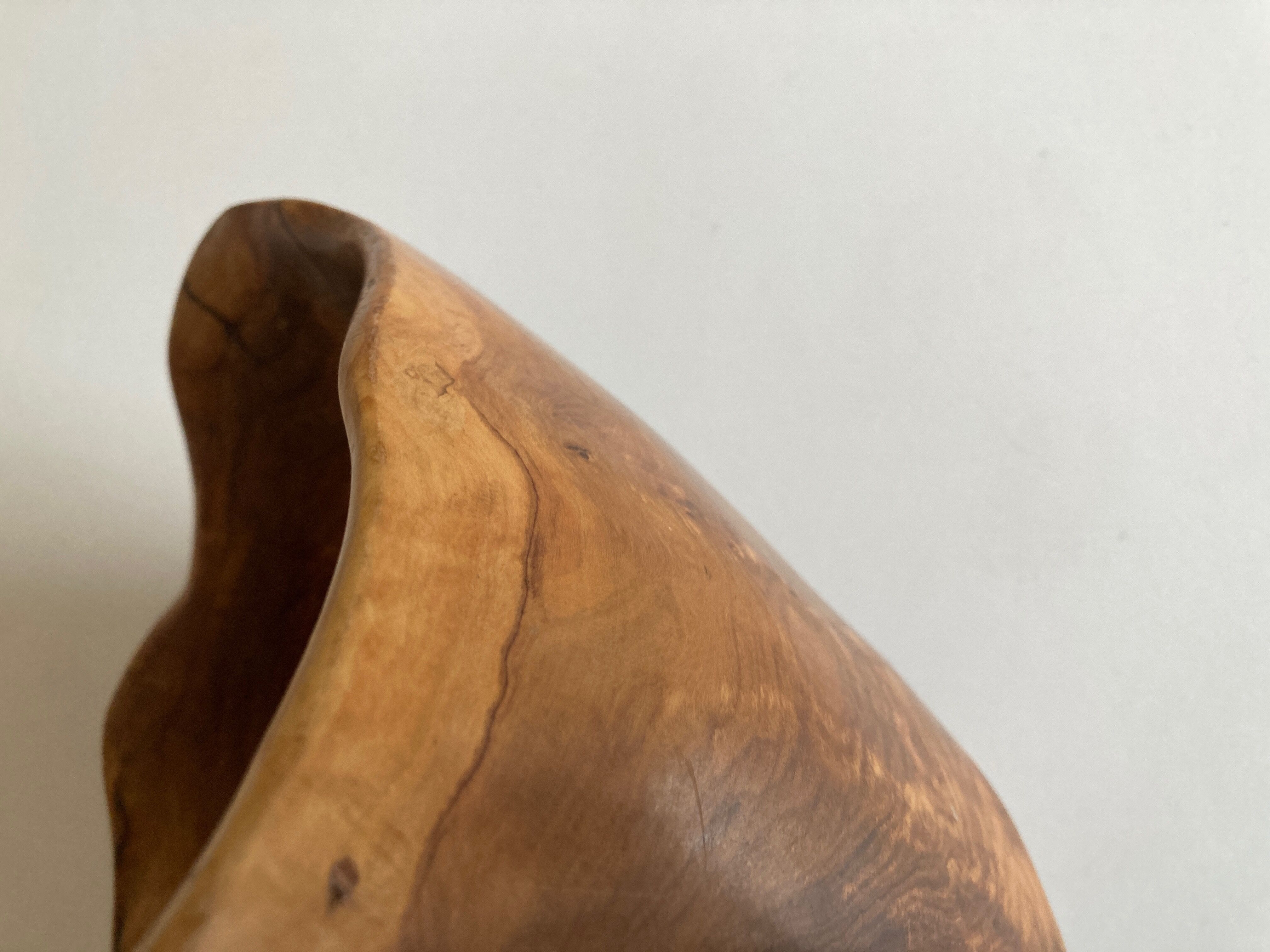 Saladier centre de table en bois d'olivier 1960 forme libre