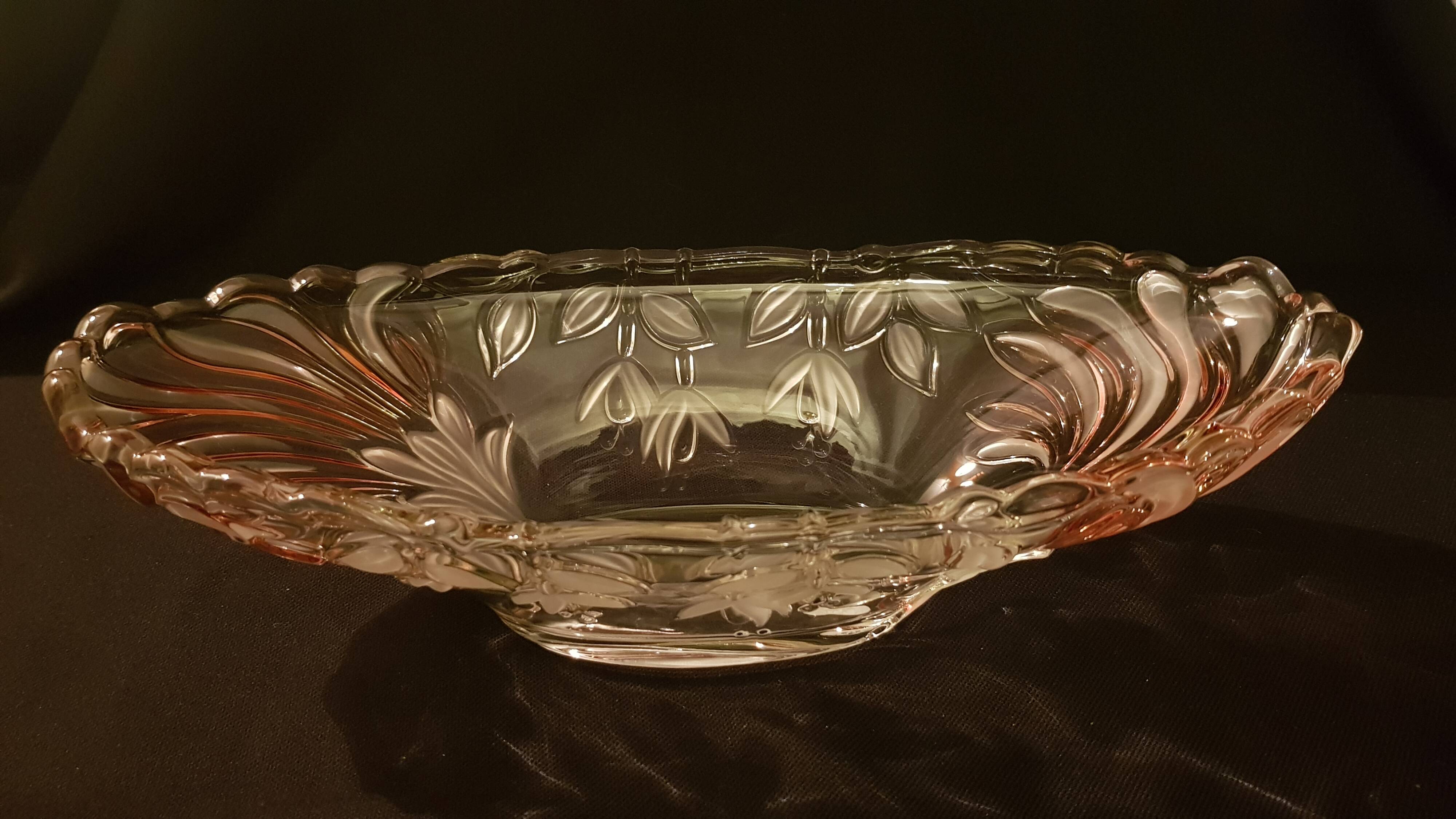 Oval bowl in crystal and frosted glass, pink and frosted.