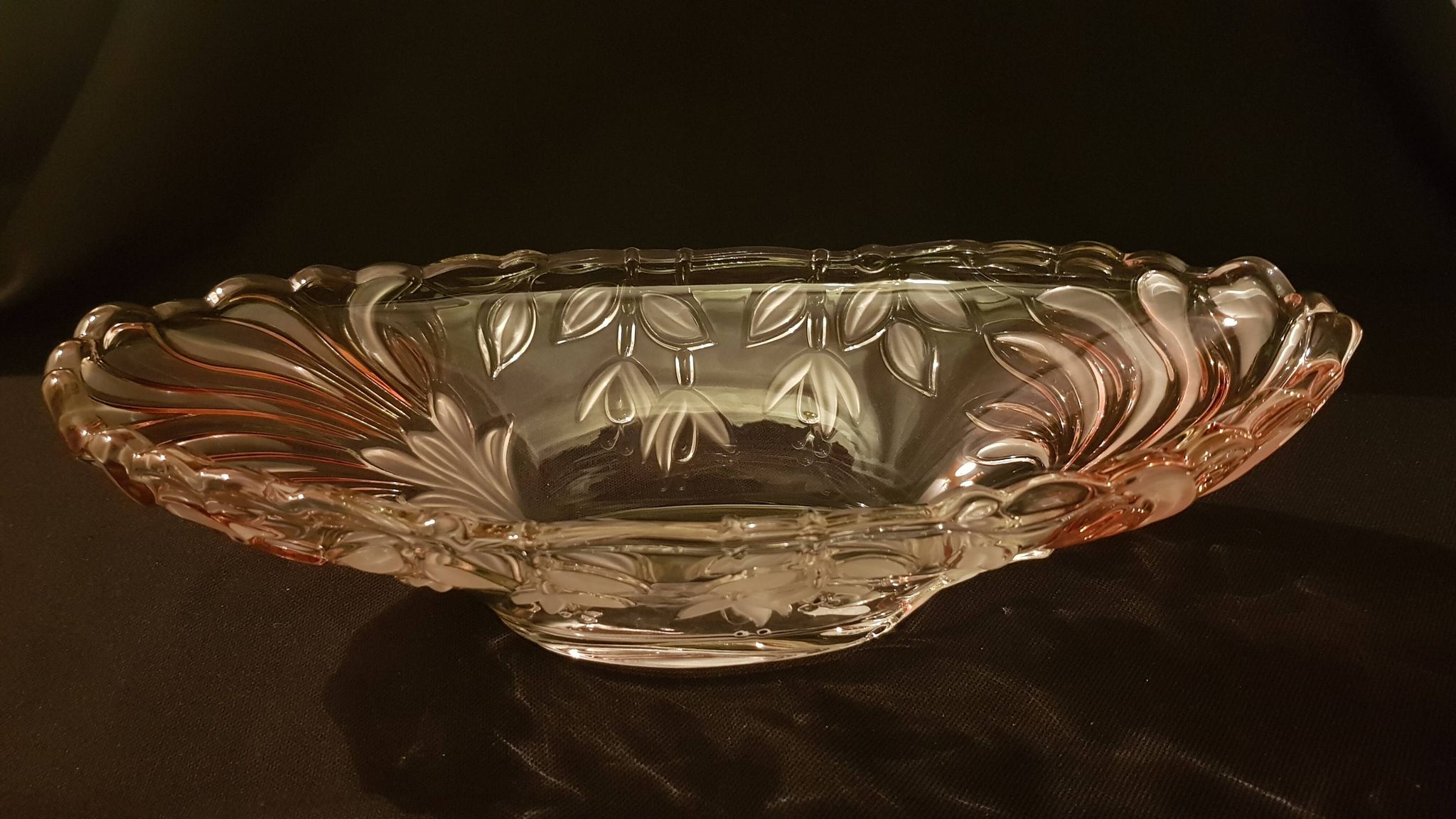 Oval bowl in crystal and frosted glass, pink and frosted.