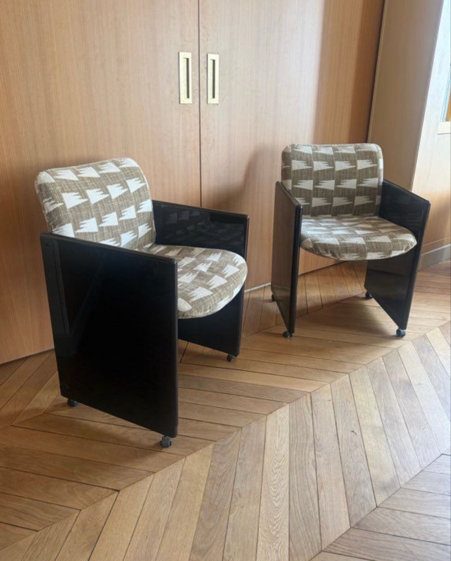 Paire de fauteuils Kazuhide Takahama