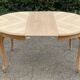 Table ronde extensible ovale style Louis XV rénovée en bois brut