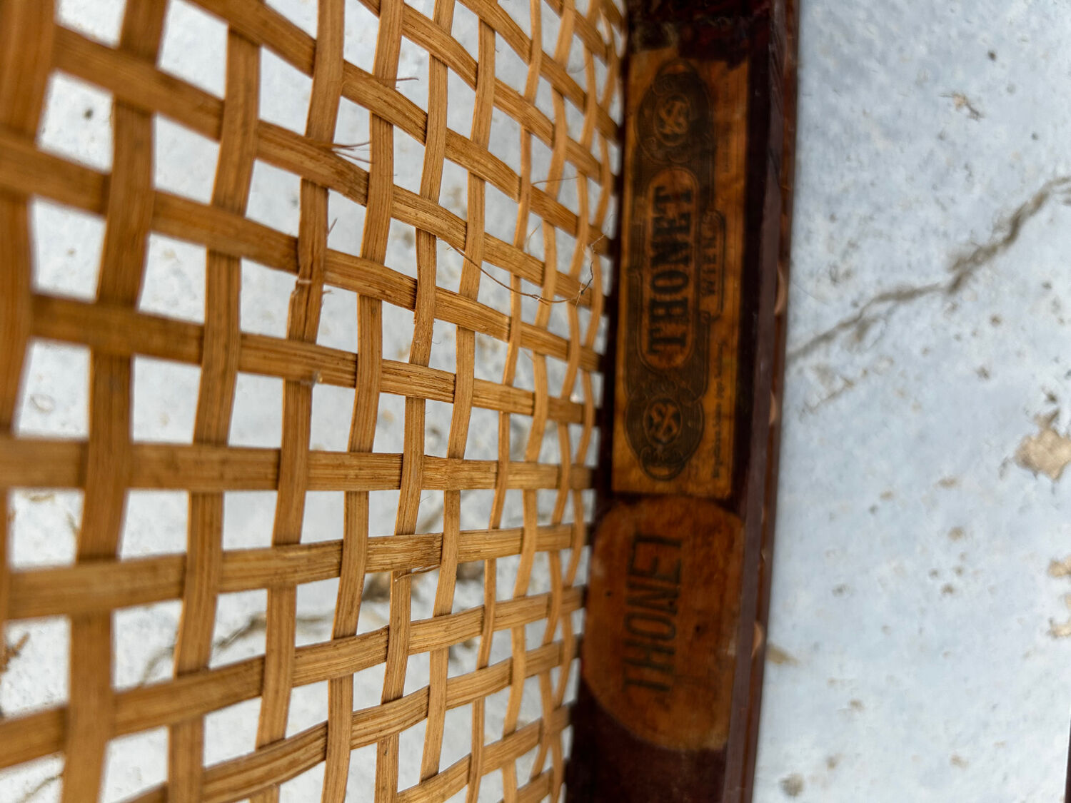 Fauteuil Thonet Vienne estampillé, bois cintré et cannage – circa 1900