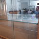 Vitrine murale en placage chêne vintage