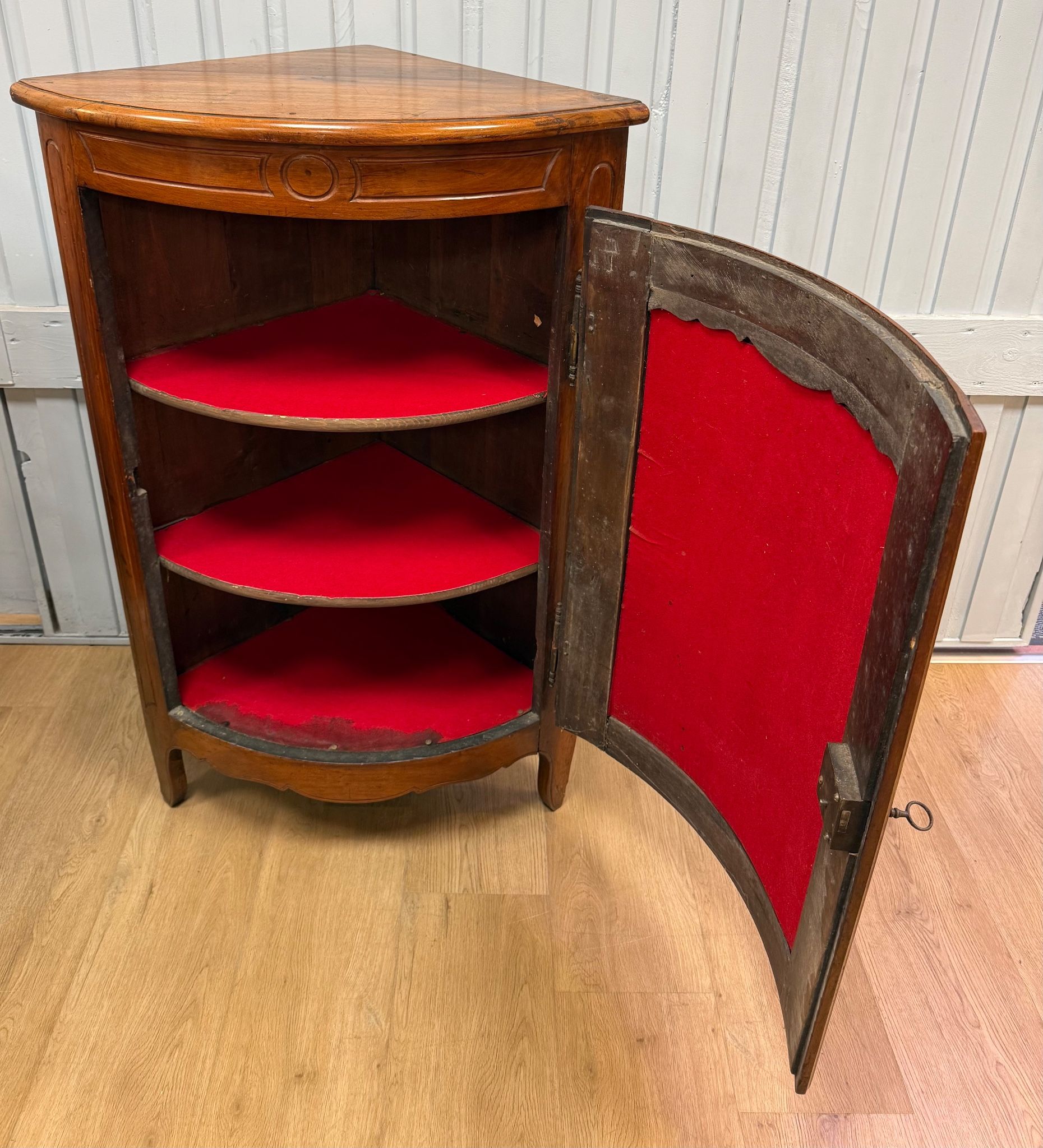 Corner cabinet in walnut in the Louis XV style.