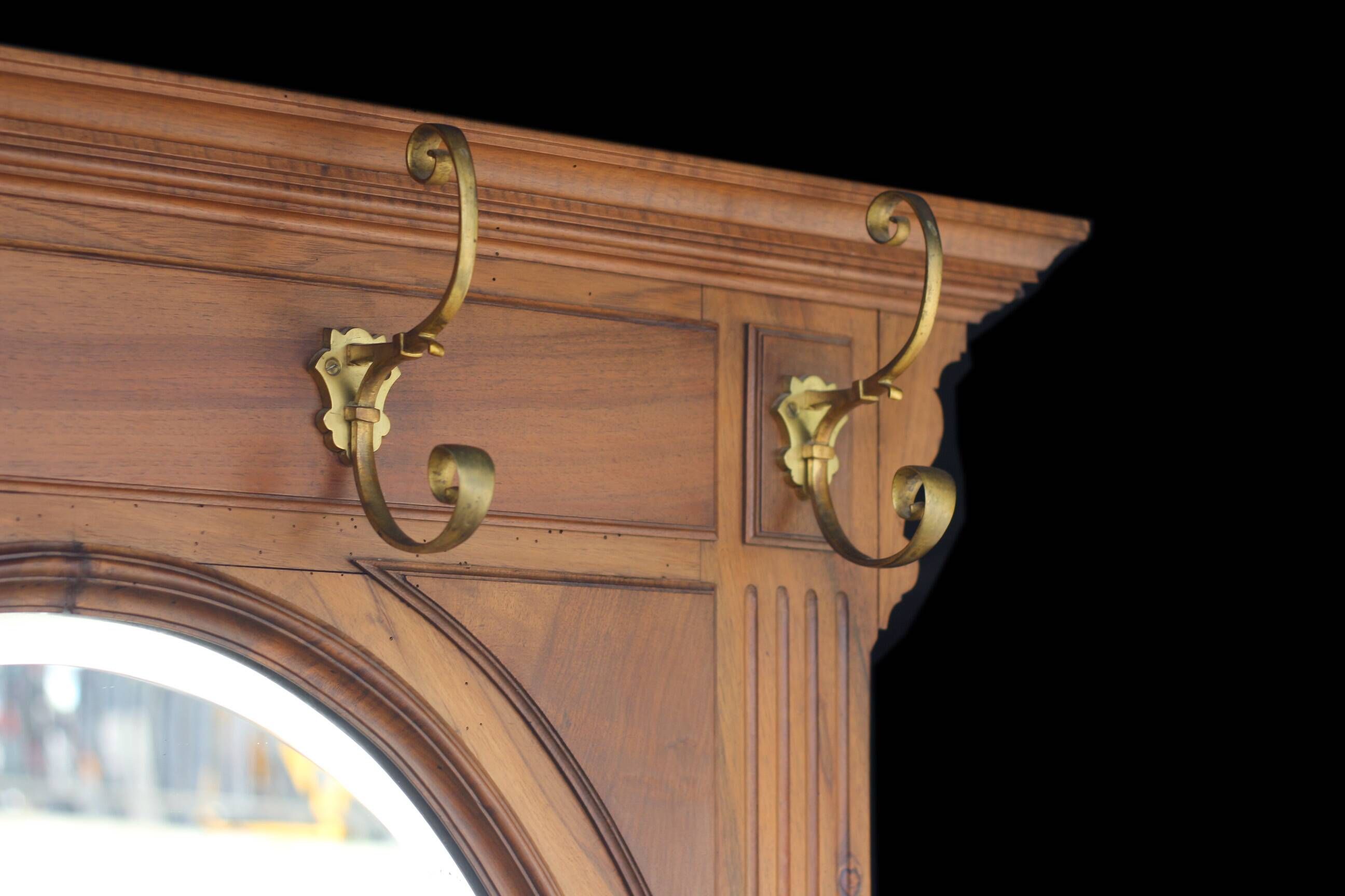 Very beautiful entrance wardrobe in solid walnut (circa 1900).