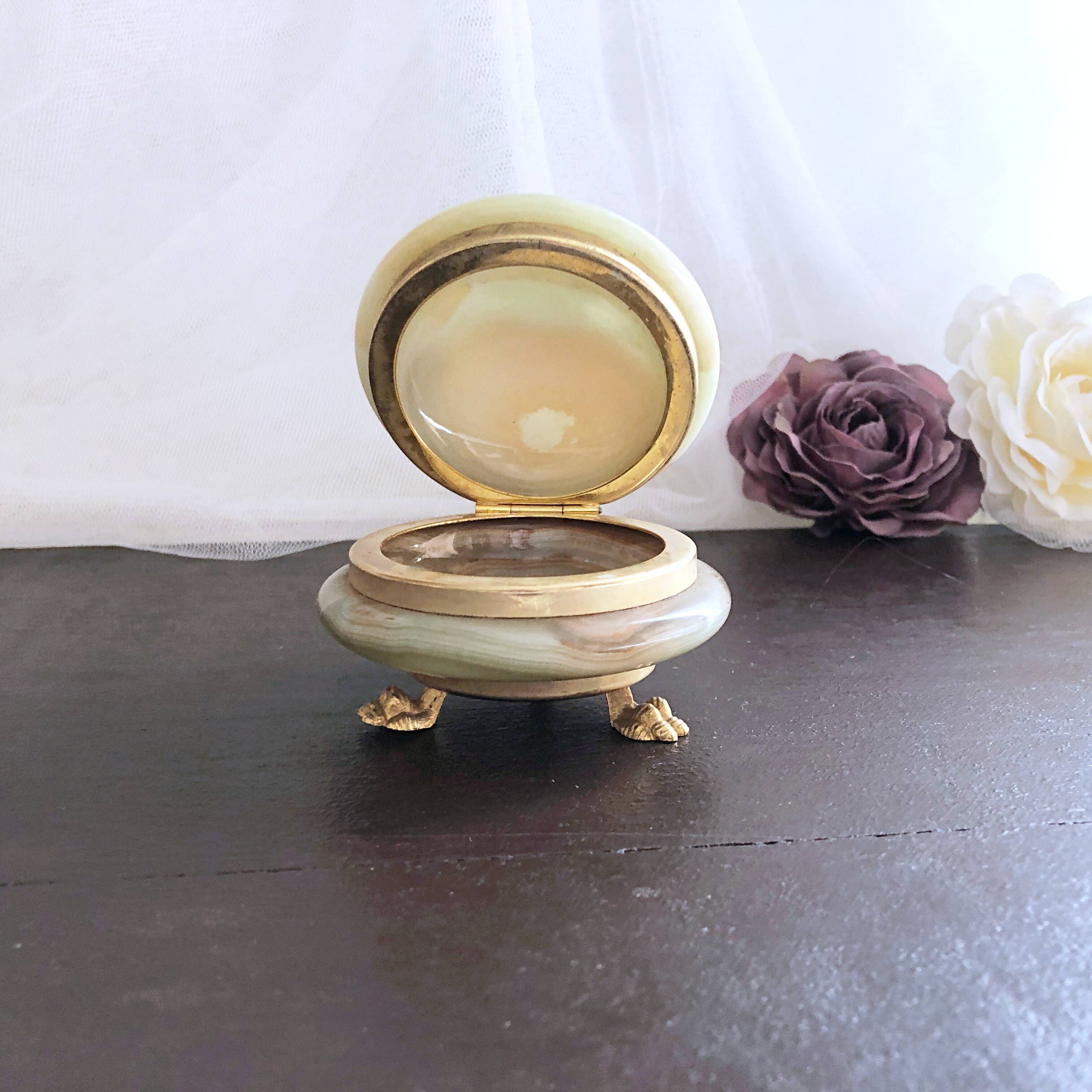 Small round box in green marbled onyx tripod lion paws brass