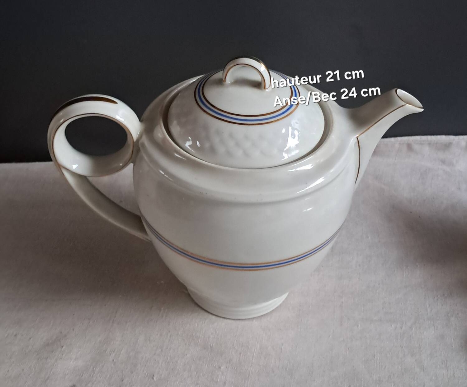 Teapot, sugar bowl, milk jug, jam jar.