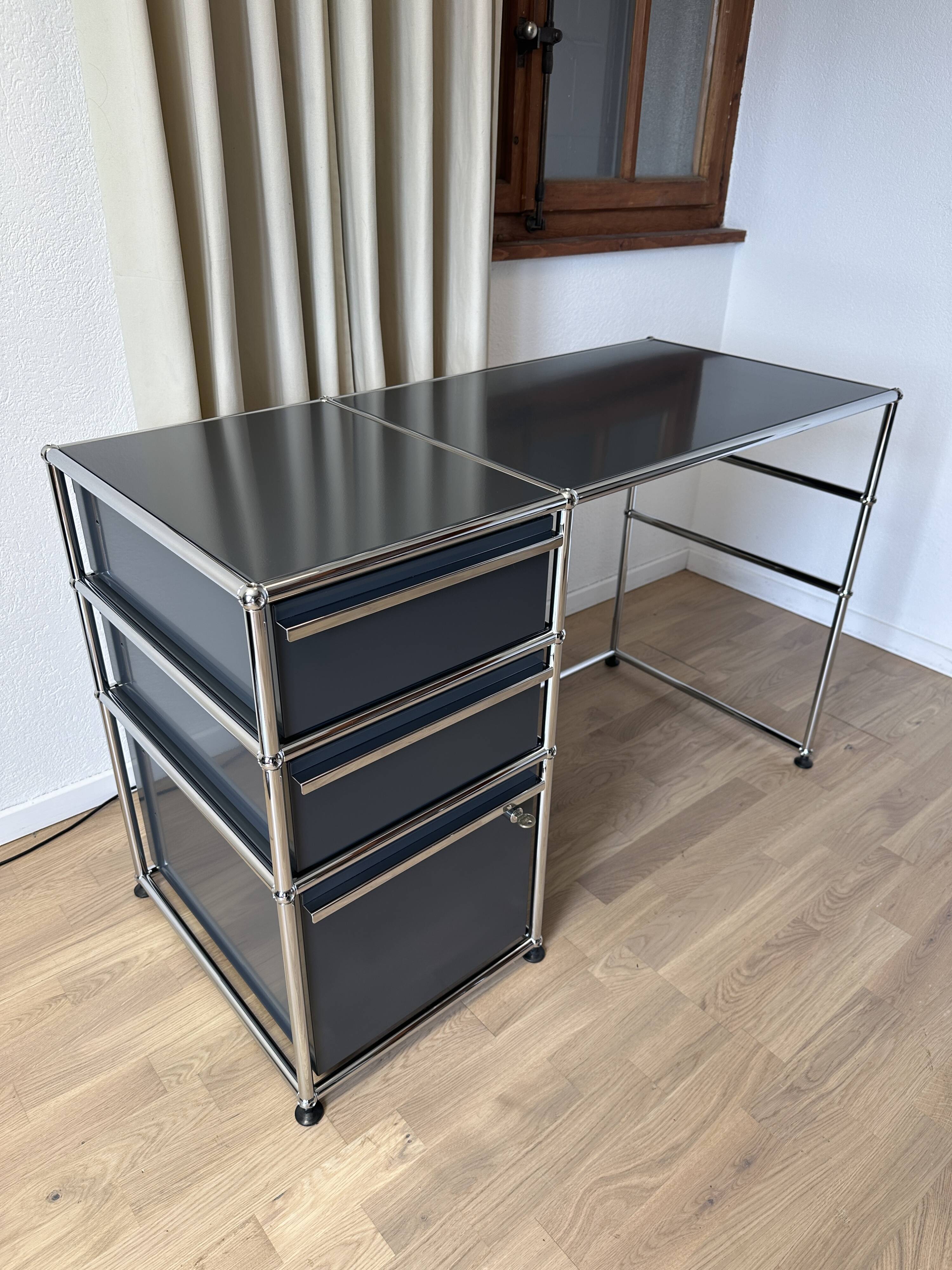 USM Haller desk in Anthracite Grey