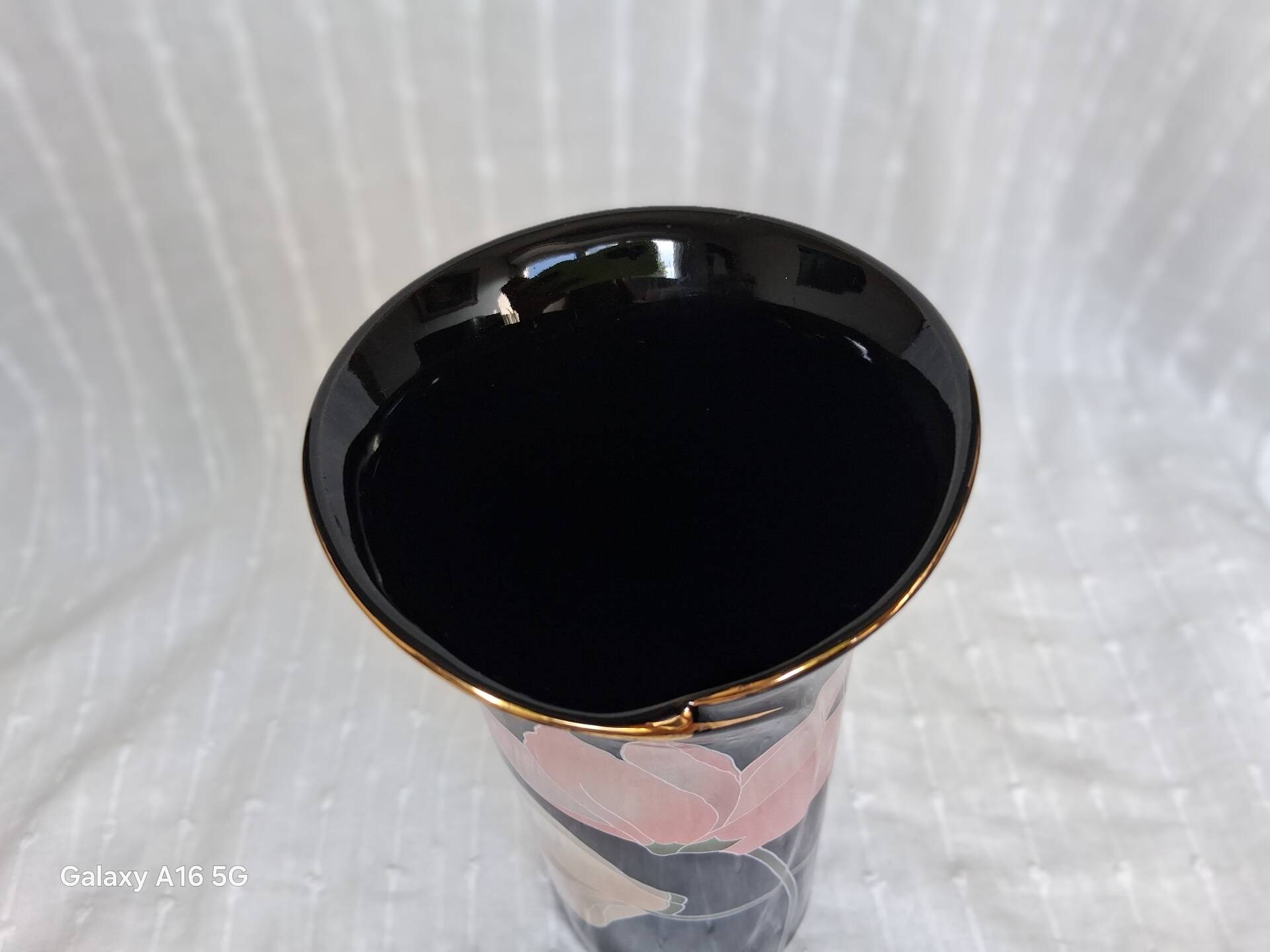 Superb vintage vase in glossy black glazed porcelain. Yamaji.