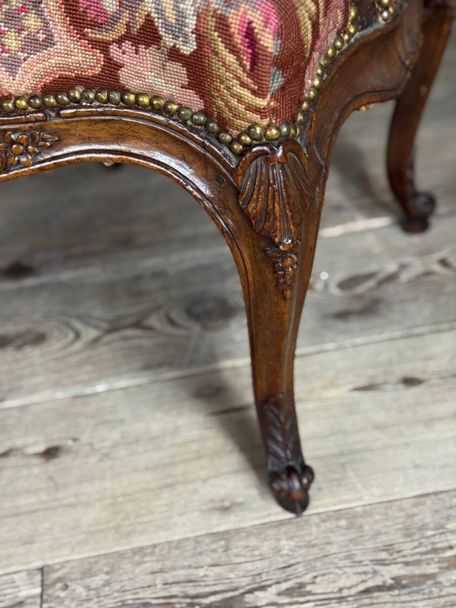 Louis XV armchair in carved walnut, needlepoint tapestry, 18th century