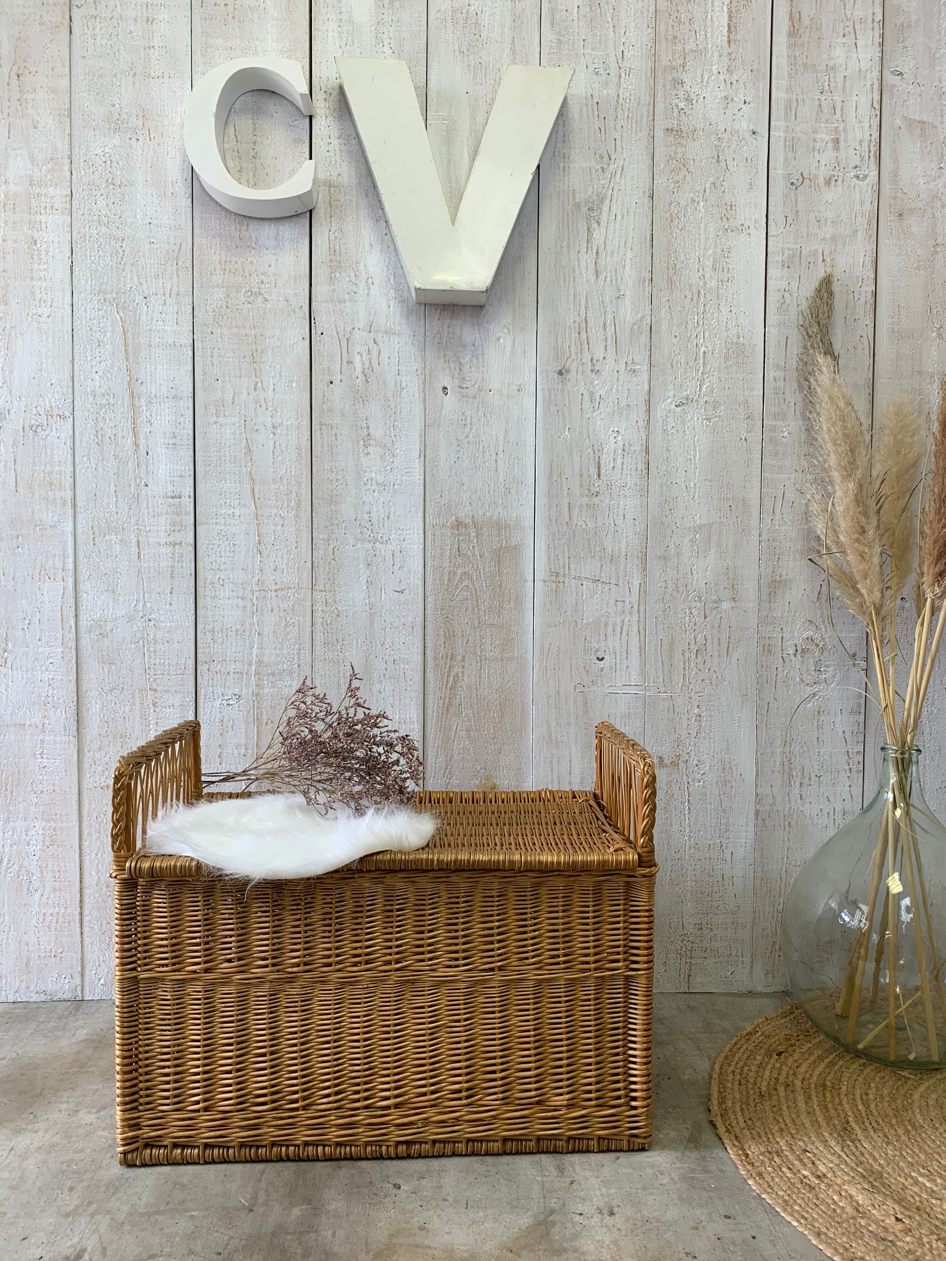 Wicker trunk/bench
