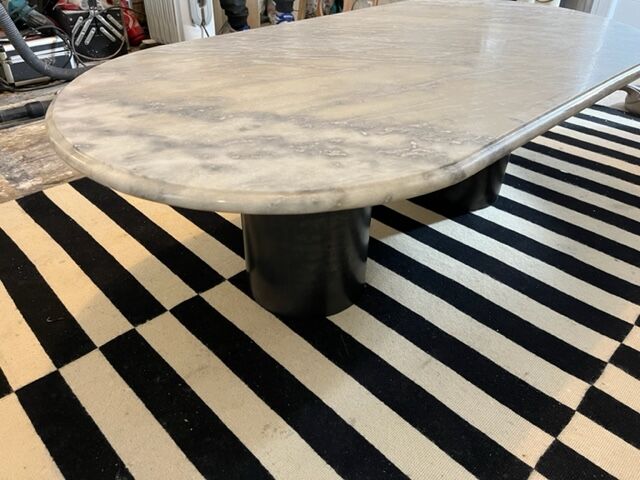 Table basse en marbre gris et pieds acier
