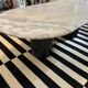 Table basse en marbre gris et pieds acier