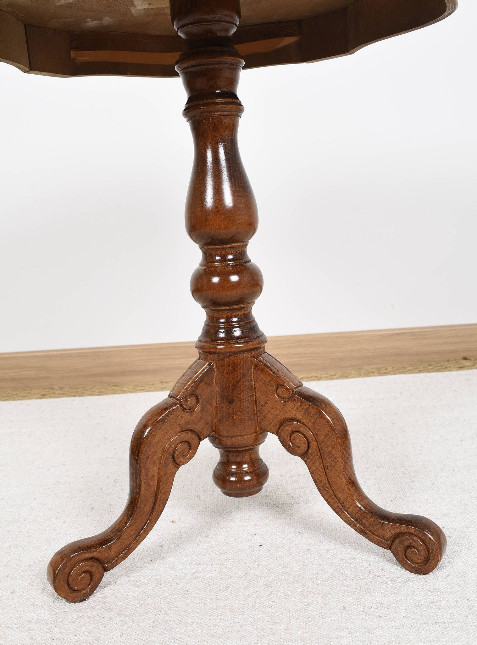 Guéridon ou table d'appoint, pieds en bois sculpté, placage incrusté sur le plateau.