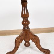 Guéridon ou table d'appoint, pieds en bois sculpté, placage incrusté sur le plateau.
